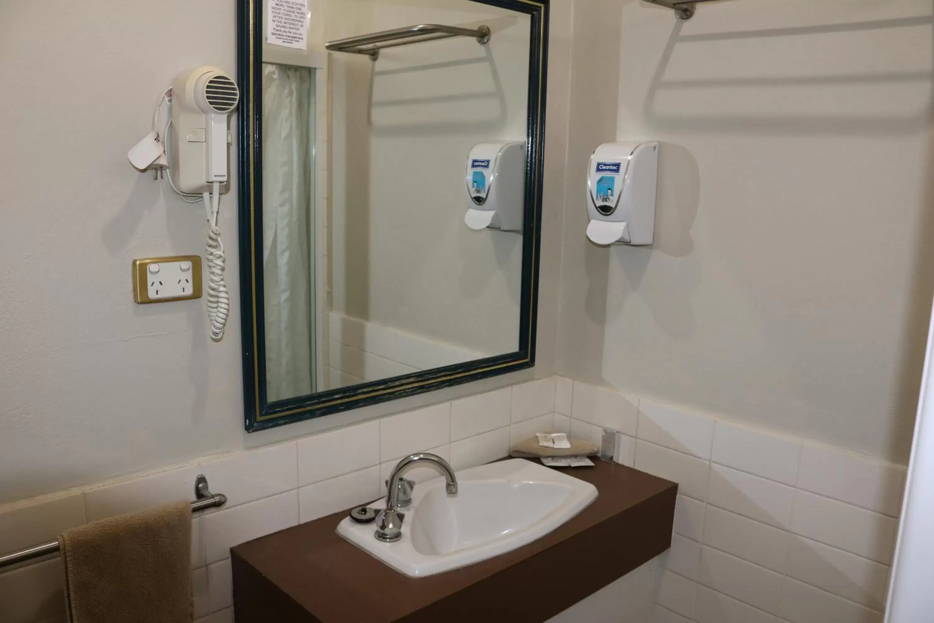 Bathroom in Hermitage Motel