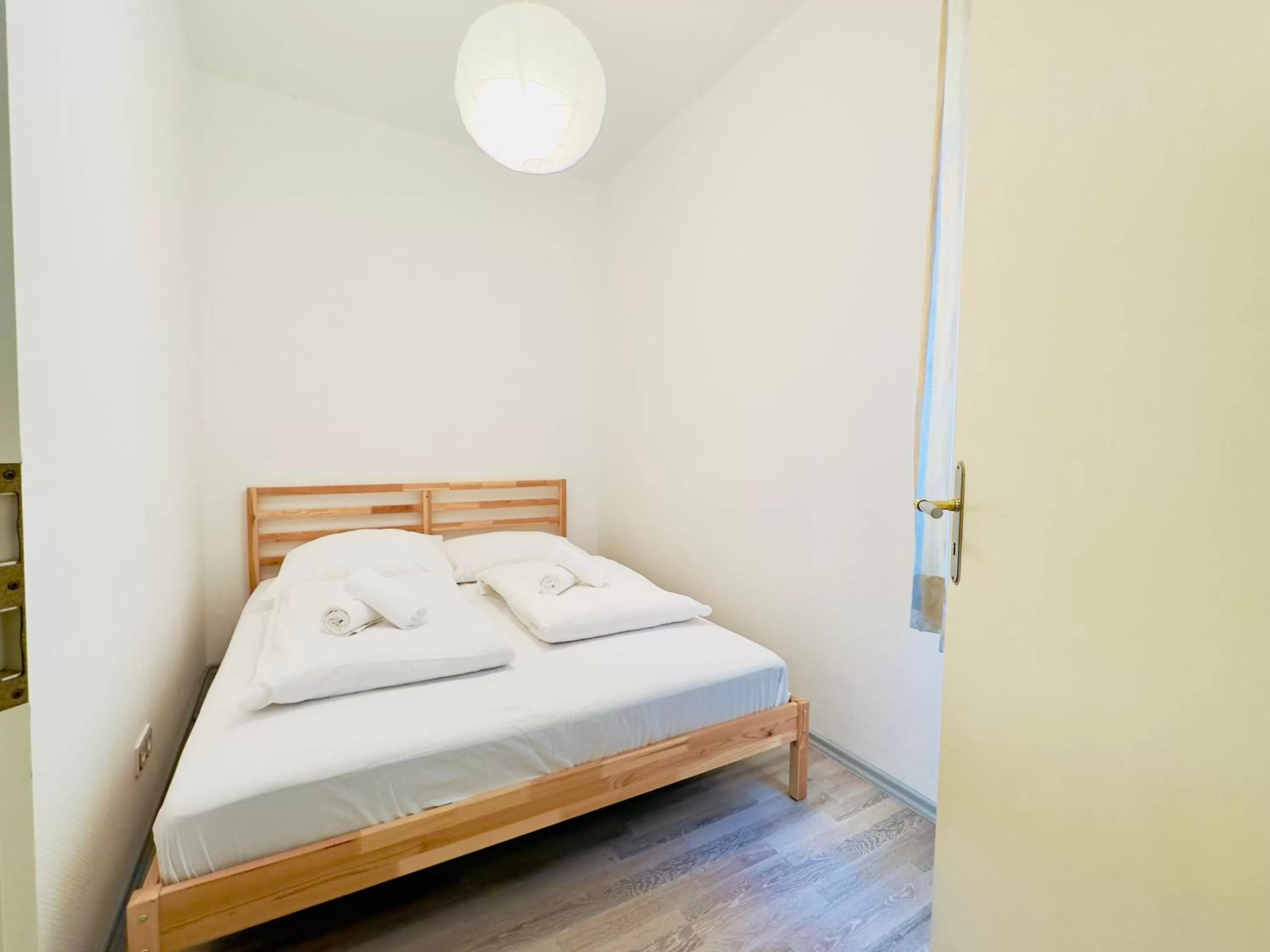 Bed in Saale, Marktplatz Zentrum, Apartmenthaus am Dom von Plant Room