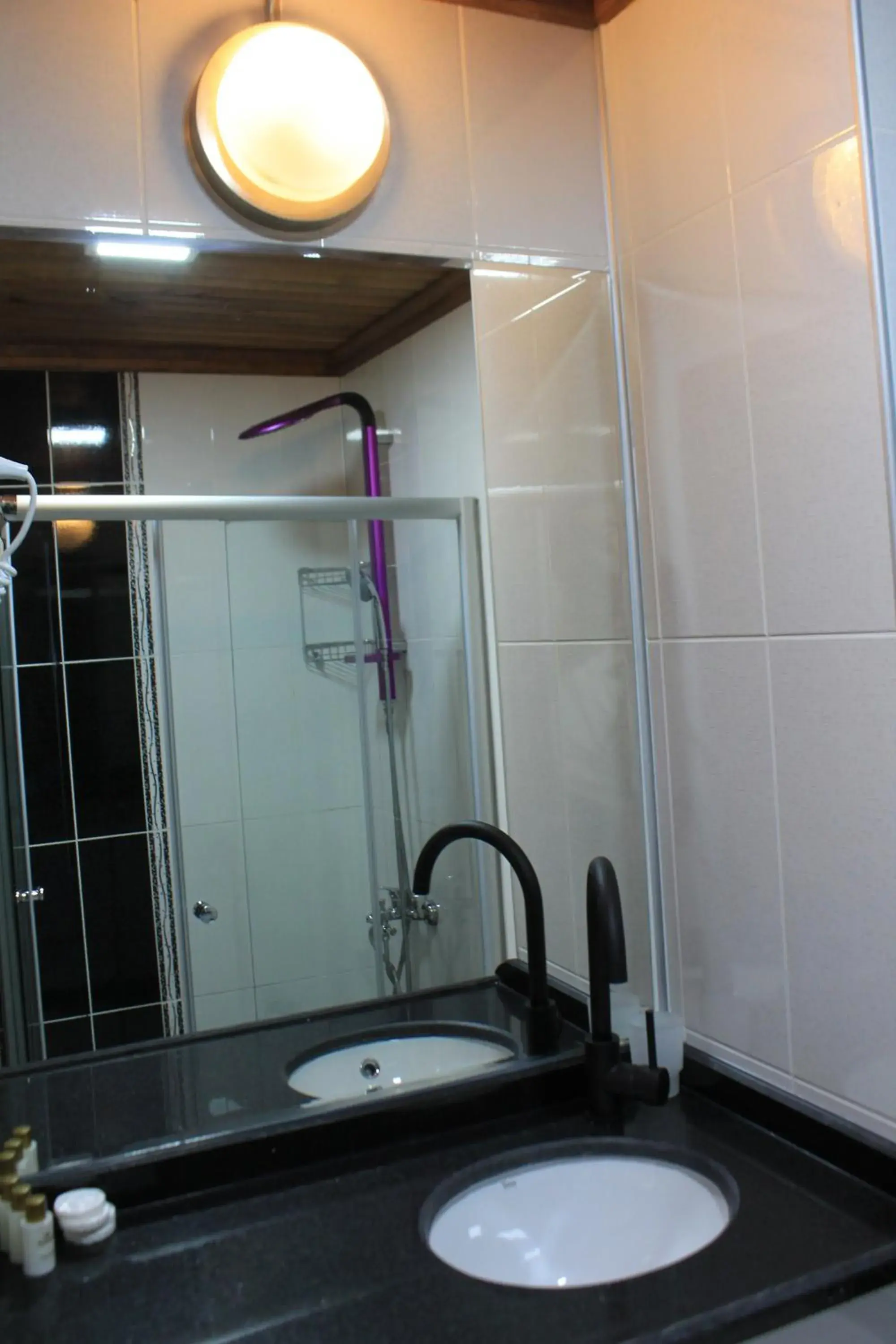 Shower, Bathroom in Hadrian Gate Hotel