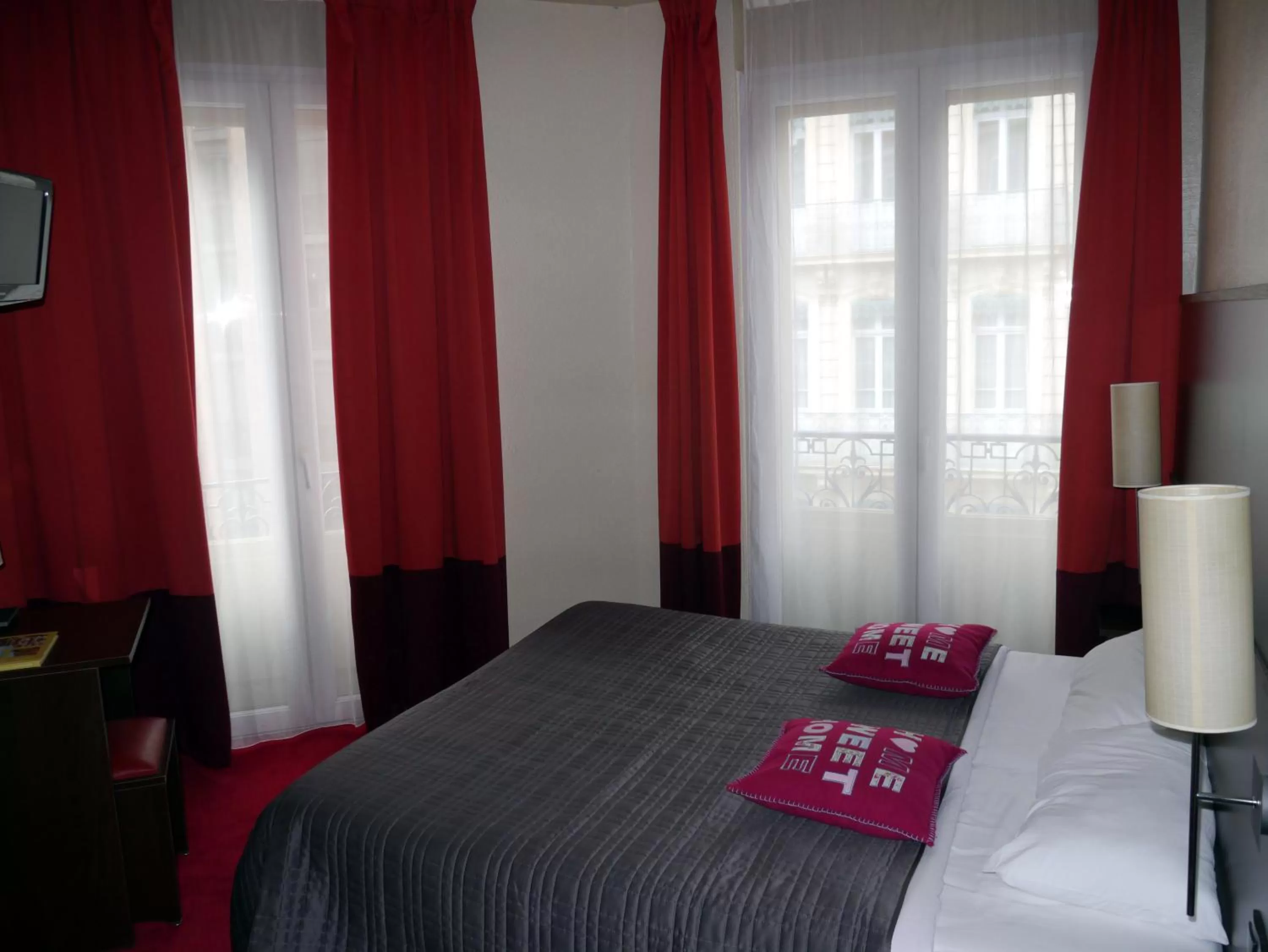 Bed in Hôtel des Ambassadeurs