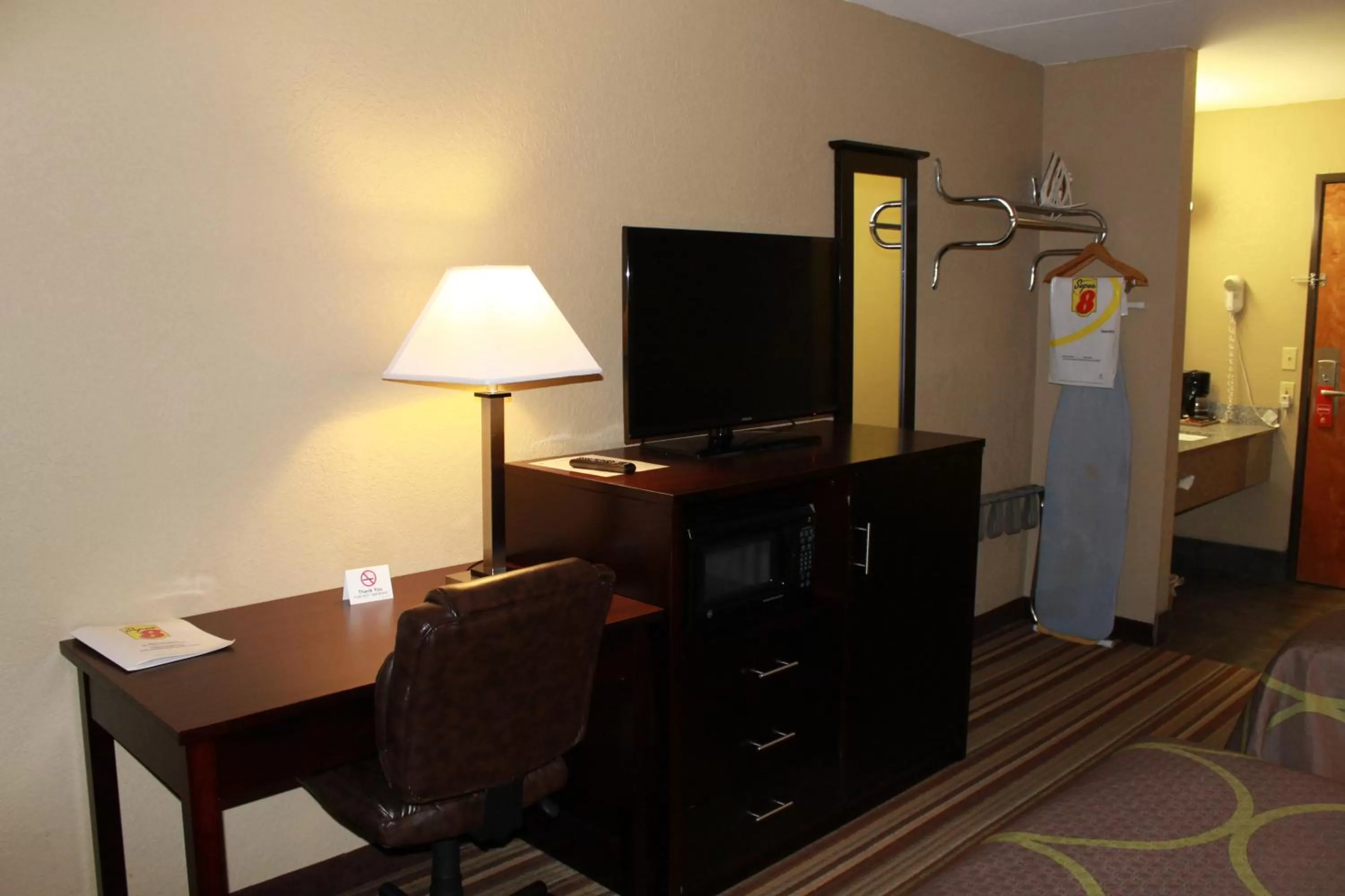 TV and multimedia, Bed in Super 8 by Wyndham Morrilton