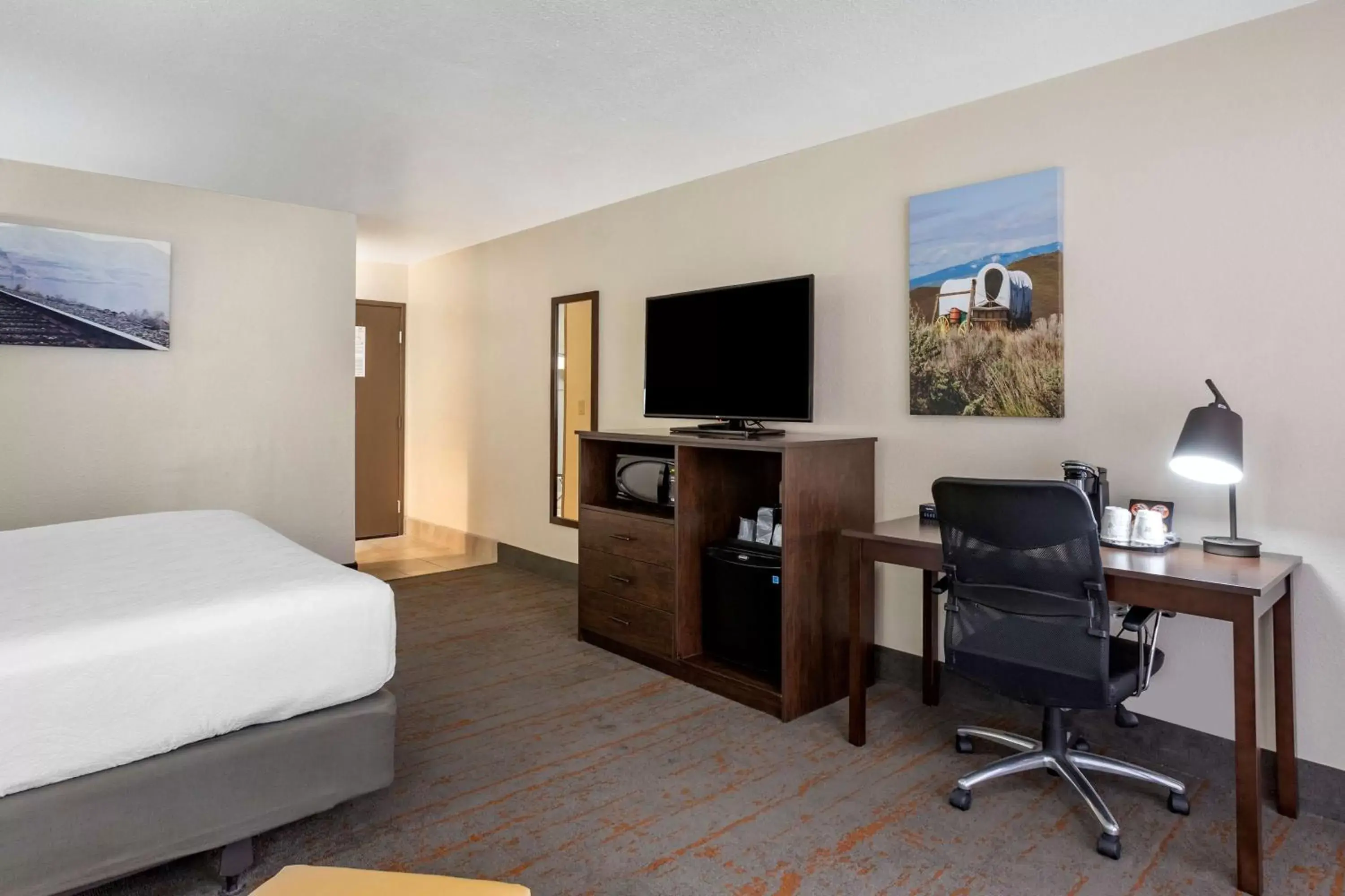 Bedroom, TV/Entertainment Center in Best Western Sunridge Inn & Conference Center