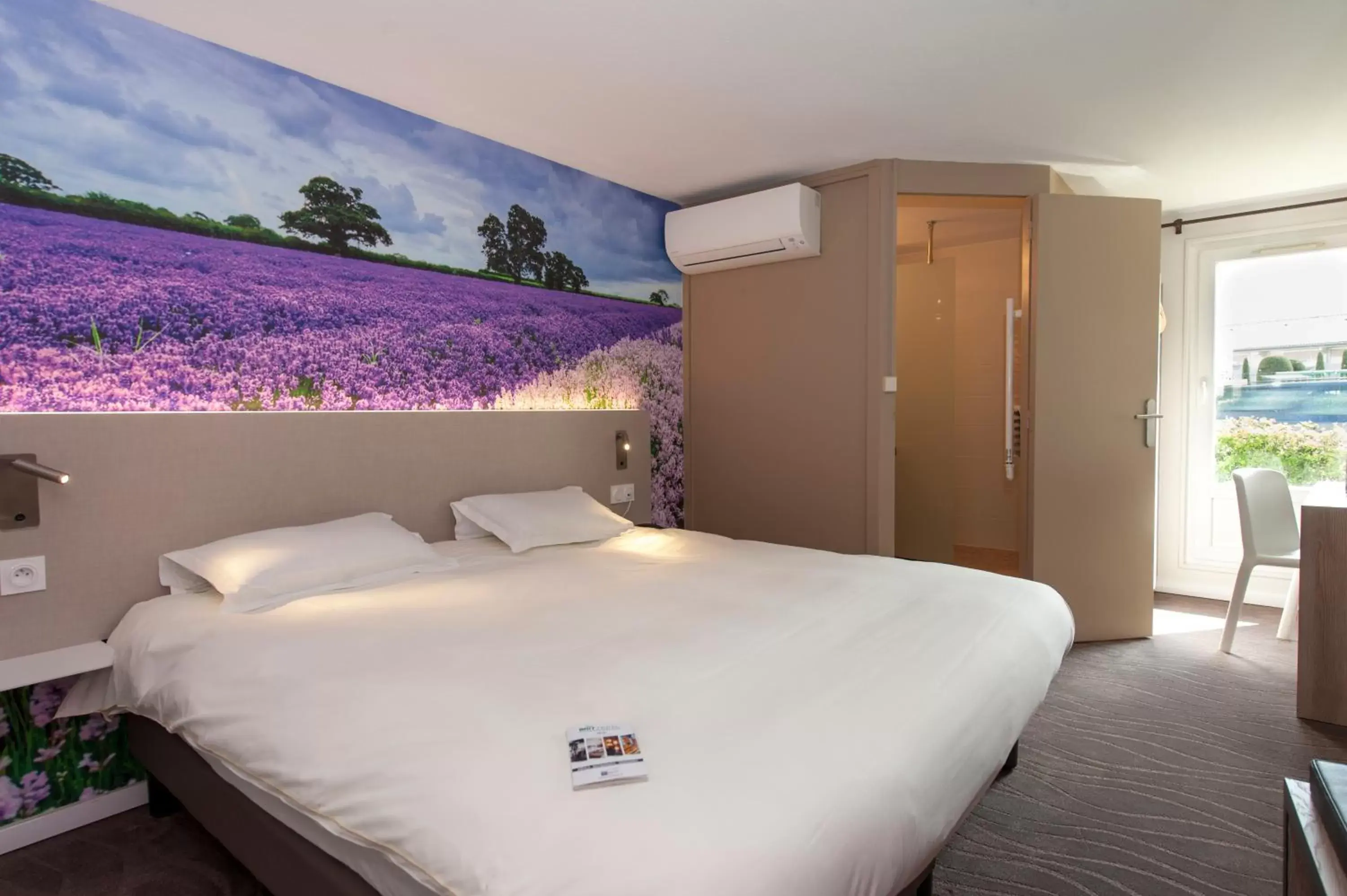 Bedroom, Bed in Brit Hotel Avignon Sud Le Calendal