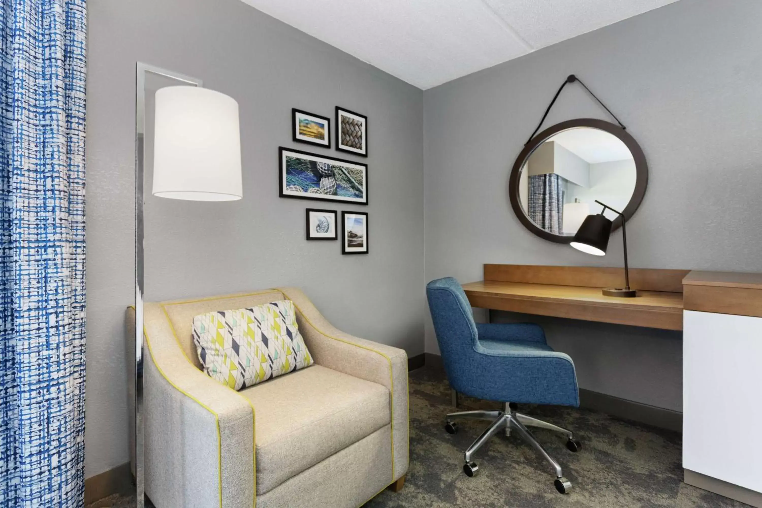 Bedroom, Seating Area in Hampton Inn Amelia Island