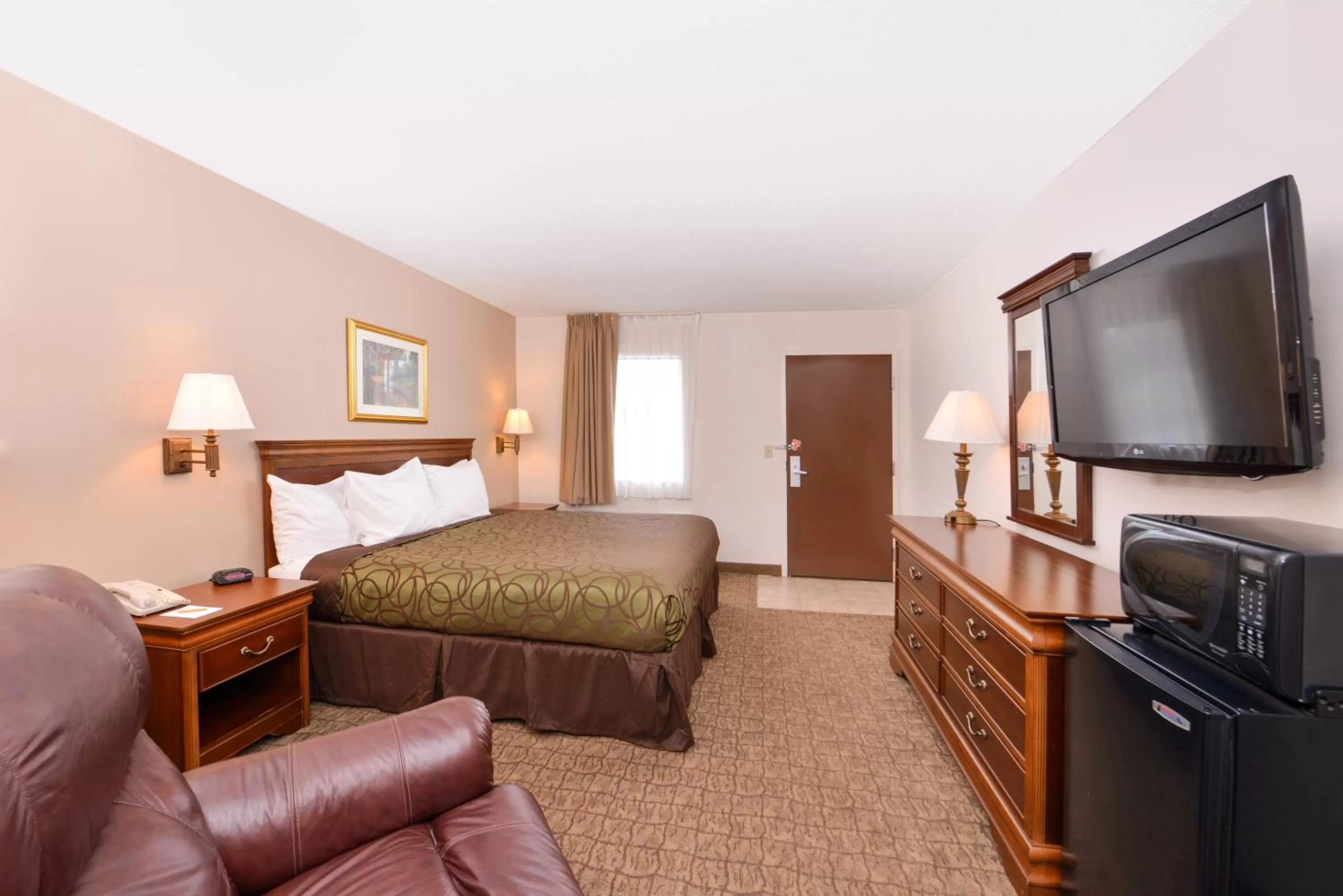 Bed in Briarwood Inn Of Geneva