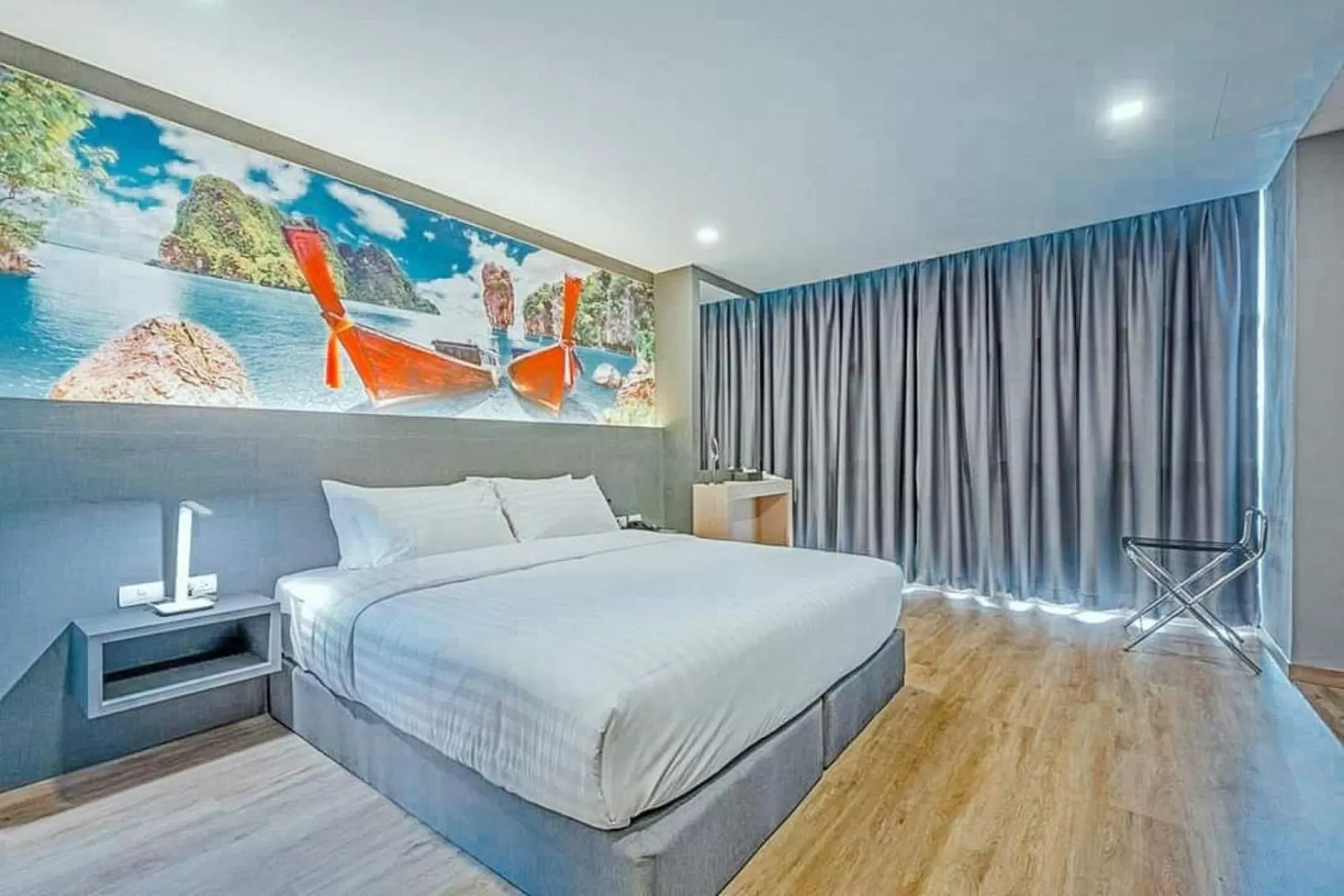 Bedroom, Bed in Hyde Park Hotel Bangkok