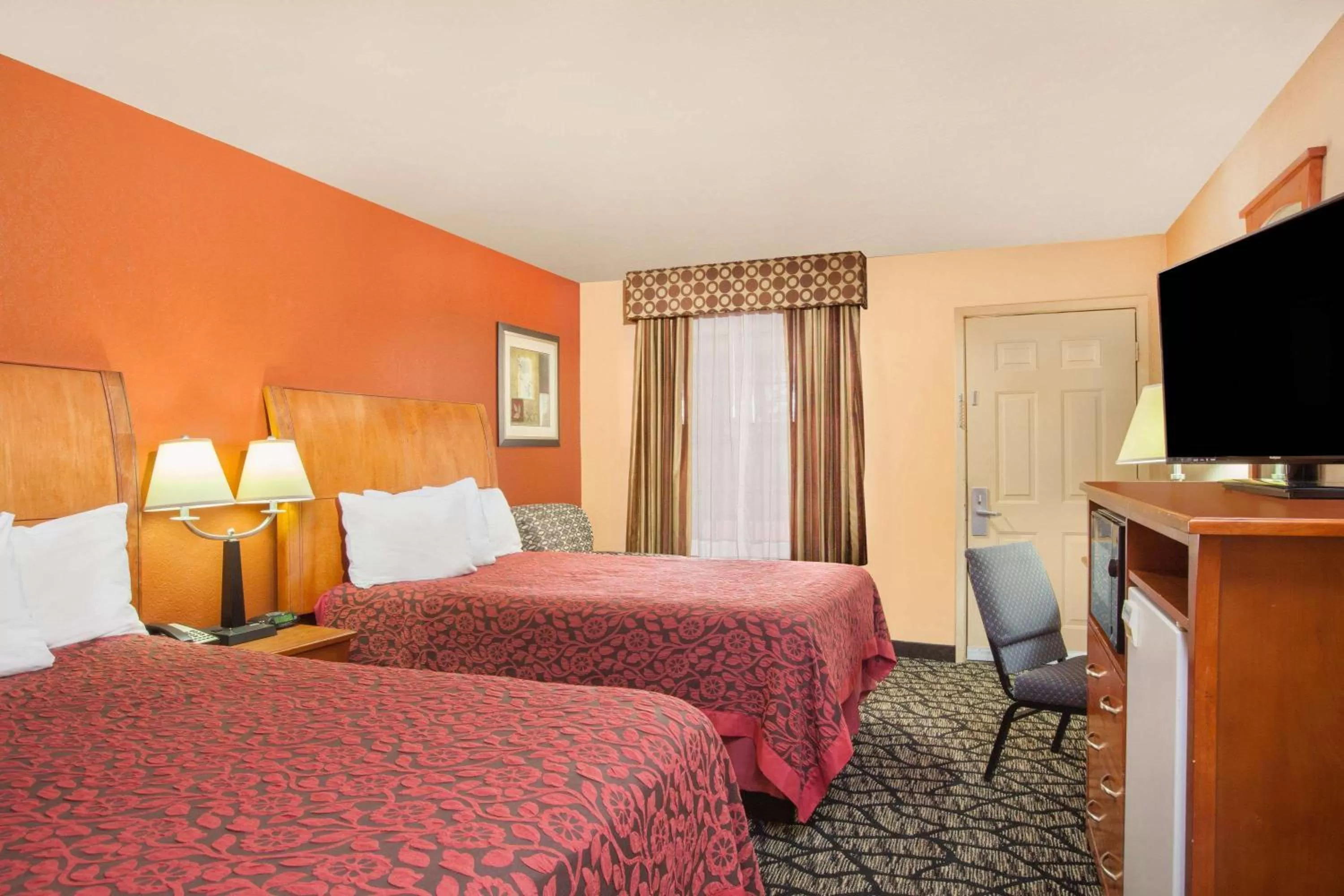 Photo of the whole room, Bed in Days Inn by Wyndham Centerville