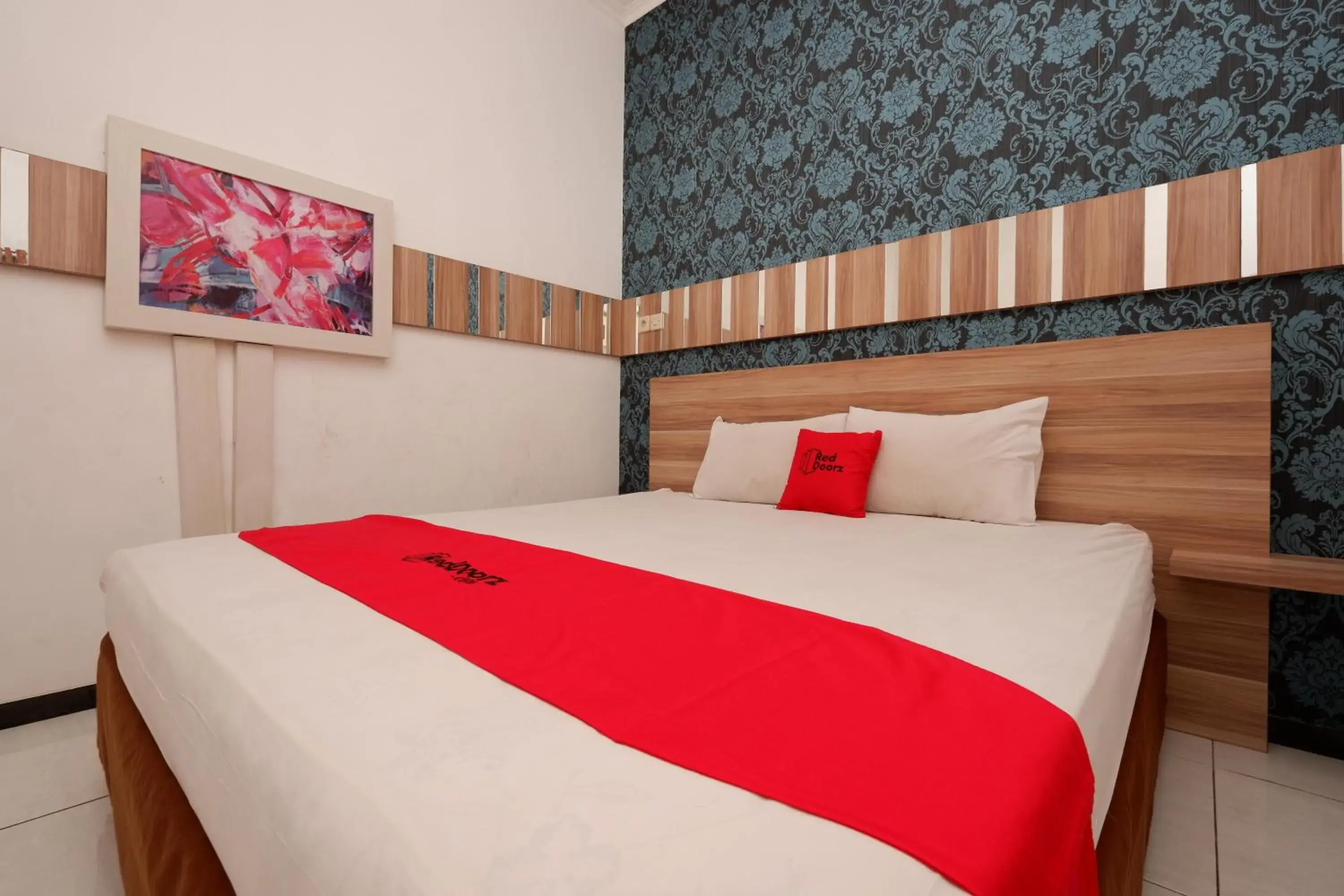 Bedroom, Bed in RedDoorz near Plaza Simpang Lima