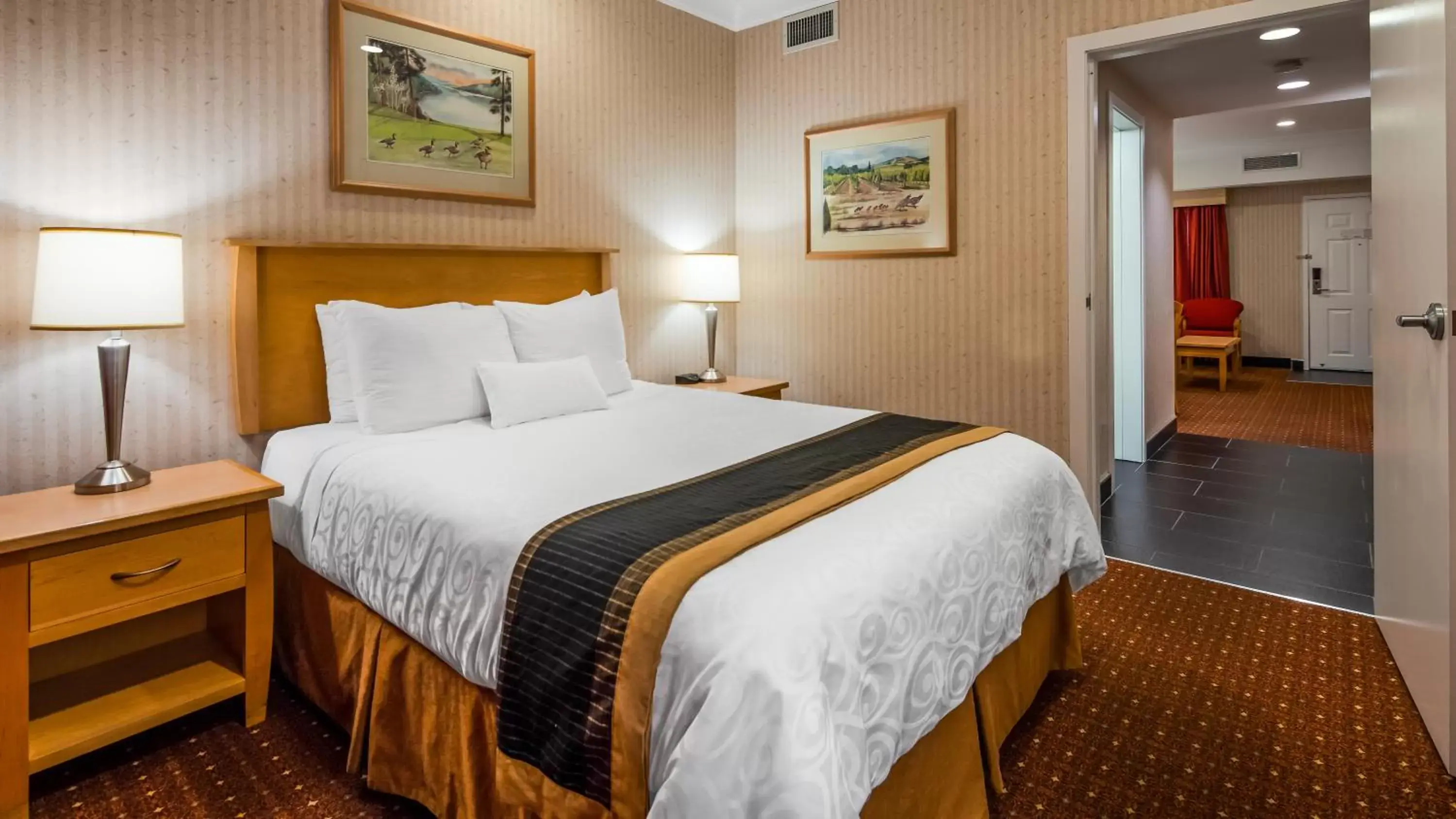 Bedroom, Bed in Best Western Plus Kelowna Hotel & Suites