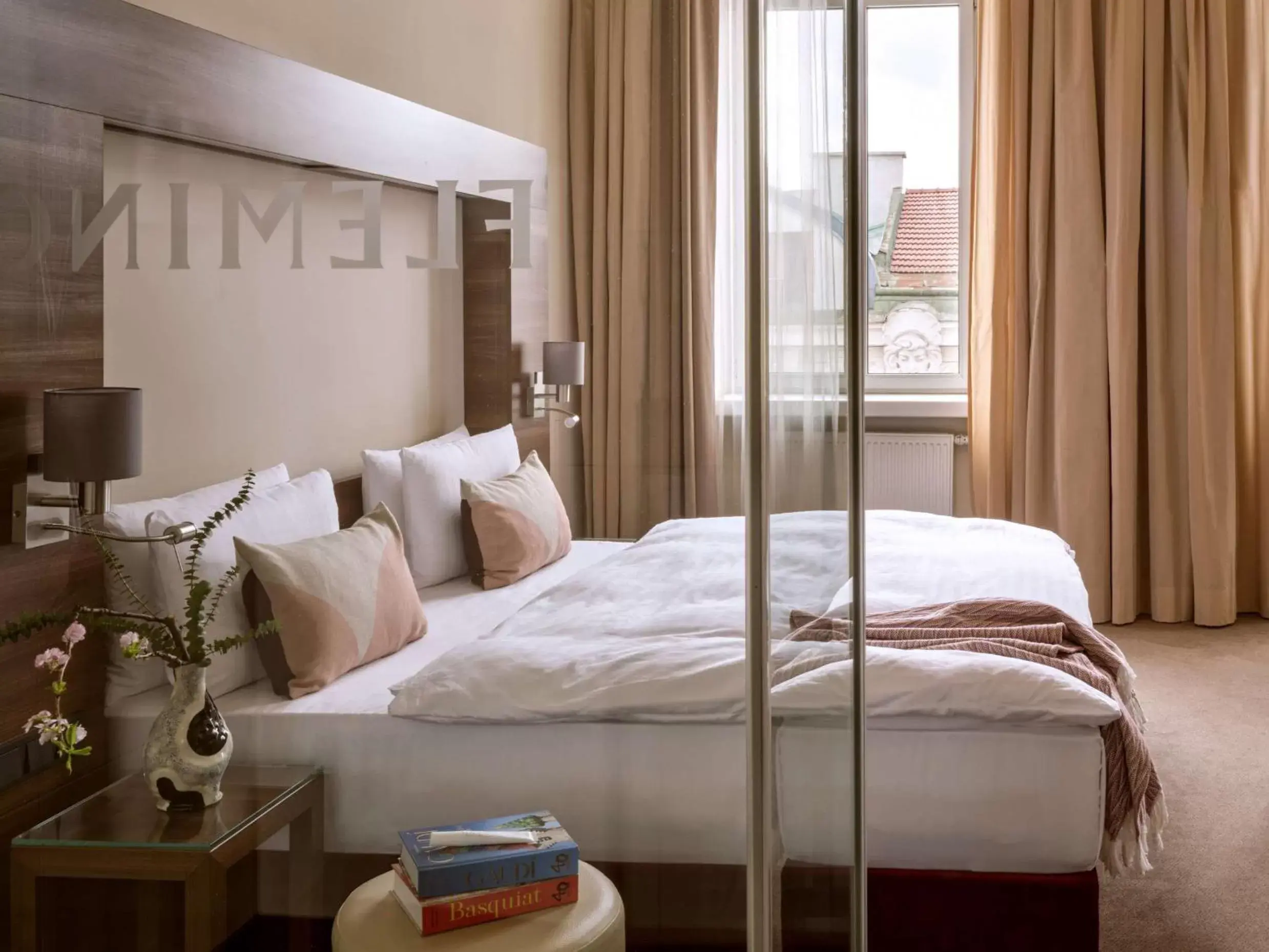 Bathroom, Bed in Flemings Selection Hotel Wien-City