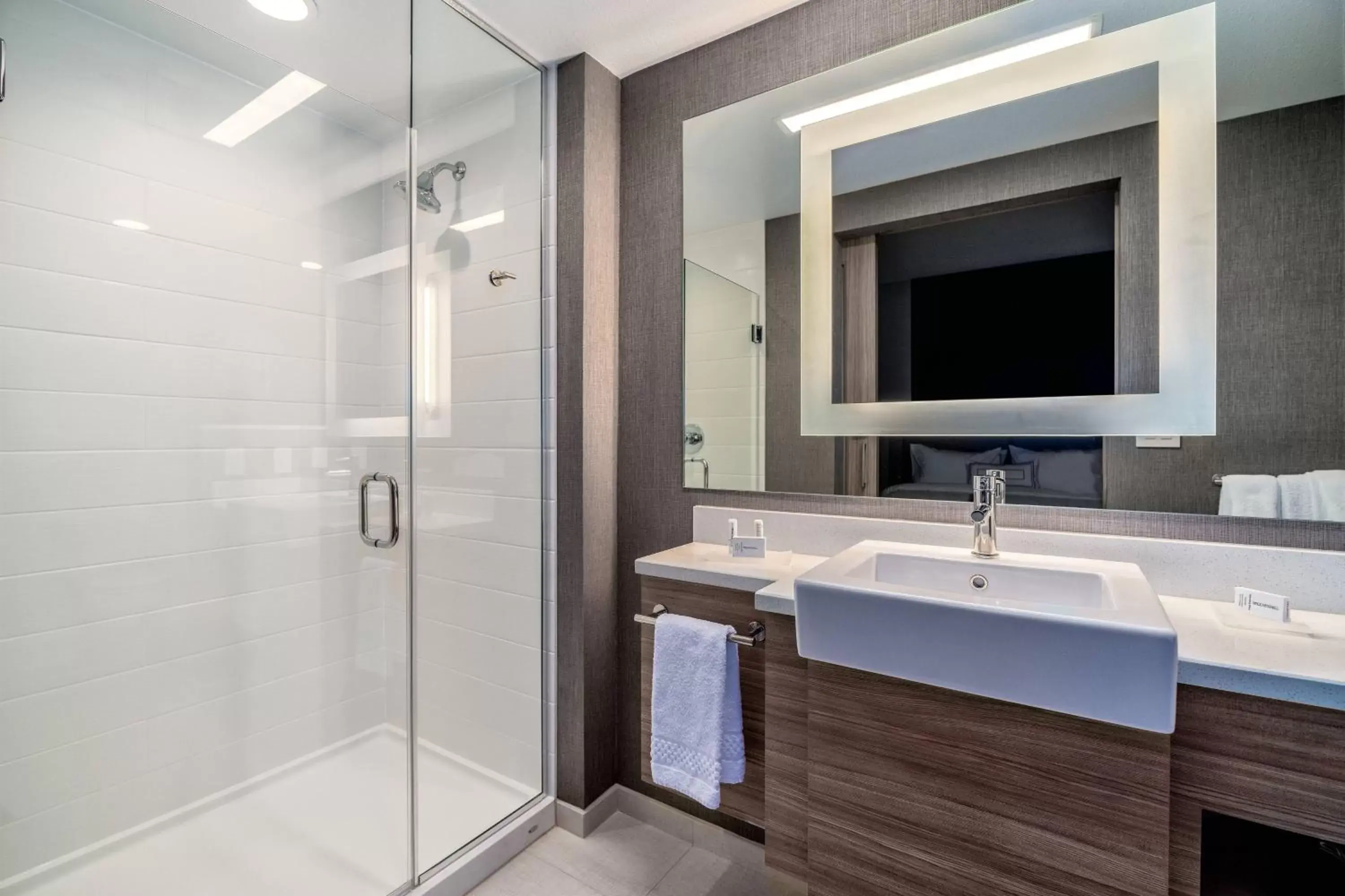 Bathroom in SpringHill Suites by Marriott Oakland Airport