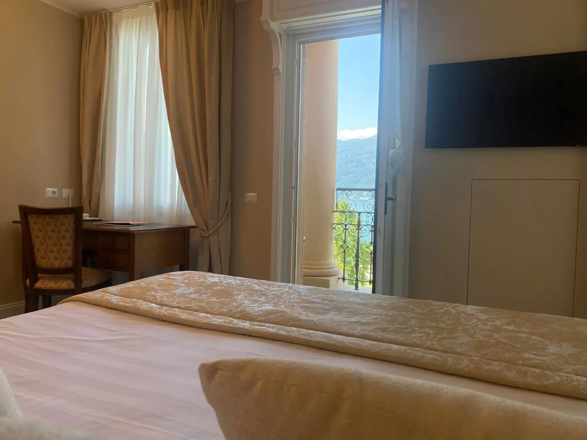 Bed in Camin Hotel Luino