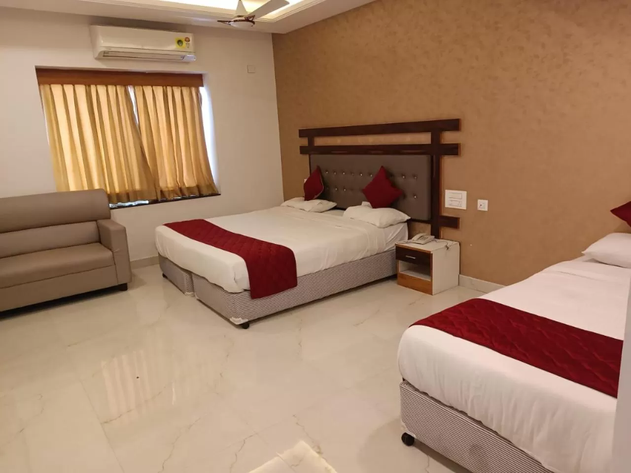 Bed in Hotel Woodside Prestige