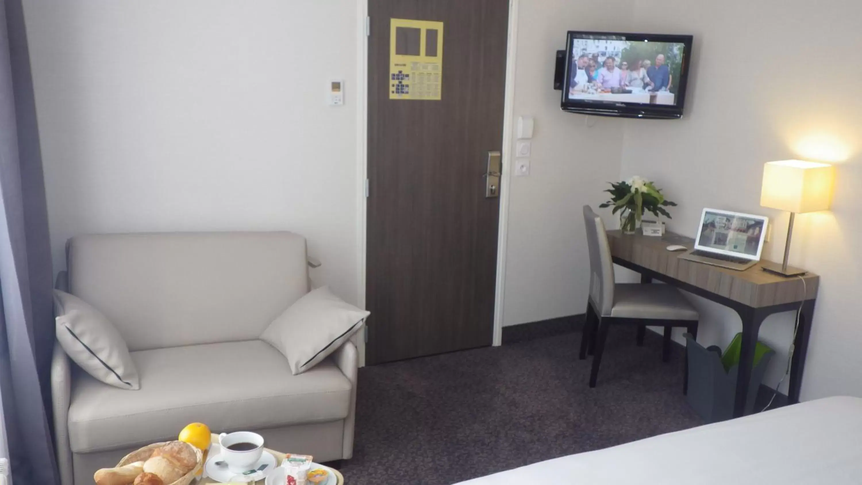 Photo of the whole room, TV/Entertainment Center in Hotel de la Gare Troyes Centre