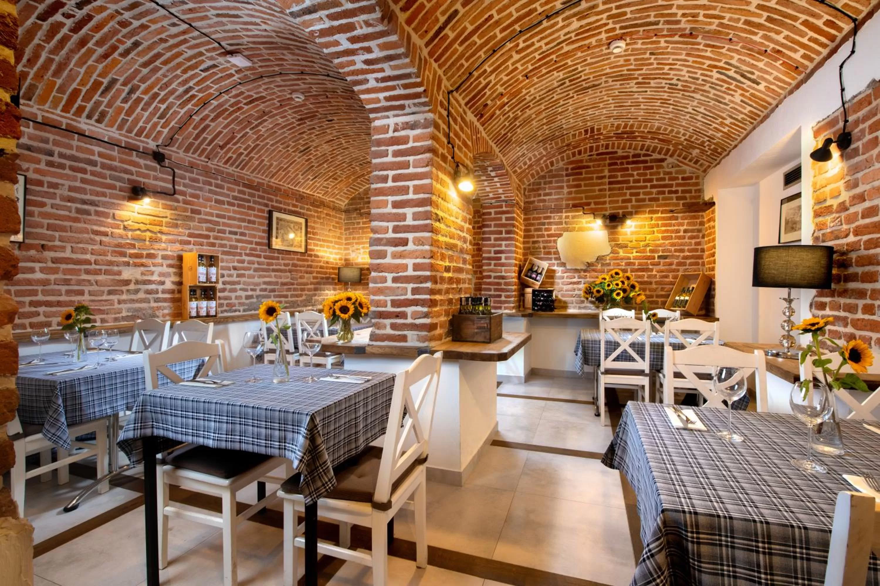 Restaurant/places to eat in Plaza Boutique Hotel