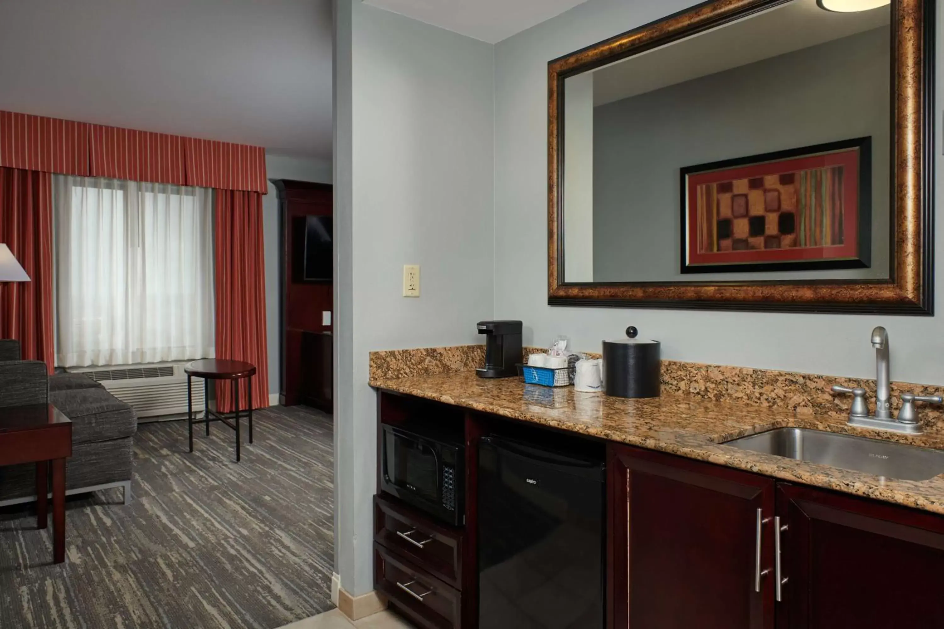 Photo of the whole room, Kitchen/Kitchenette in Hampton Inn & Suites Denver/Highlands Ranch