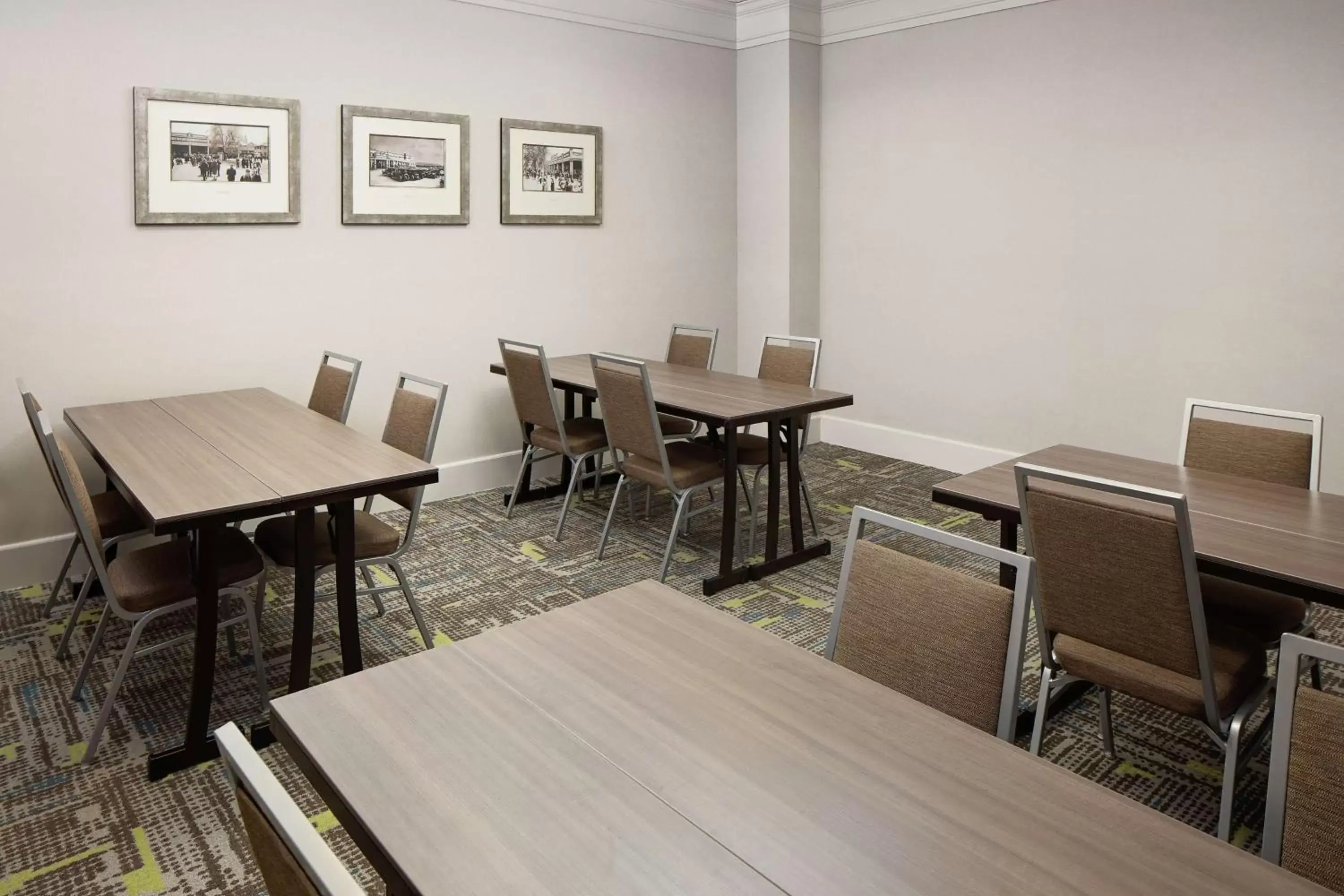Meeting/conference room, Restaurant/Places to Eat in Hampton Inn Louisville Downtown