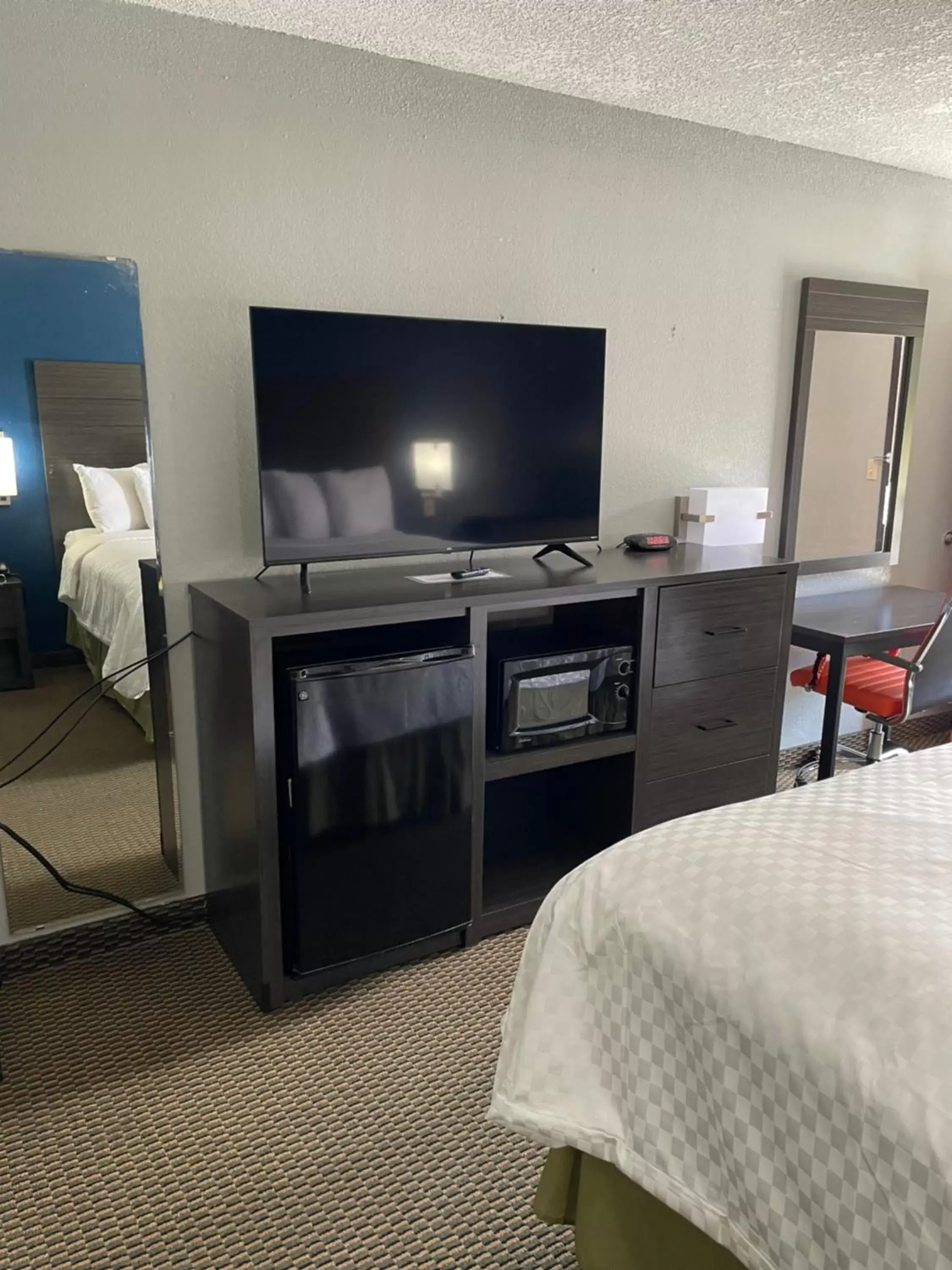 TV/Entertainment Center in Clairmont Inn & Suites - Warren