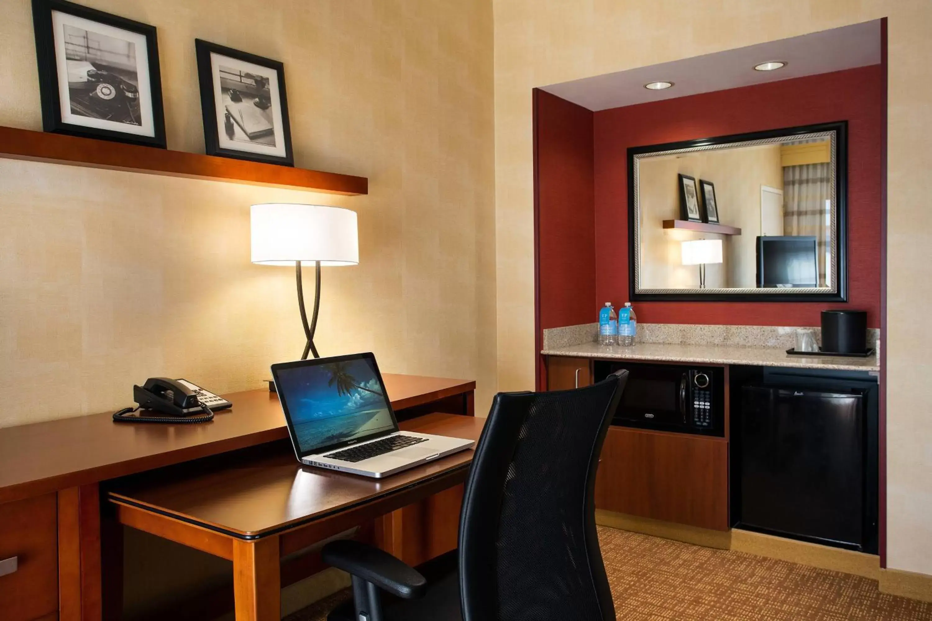 Photo of the whole room, TV/Entertainment Center in Courtyard by Marriott Phoenix Airport