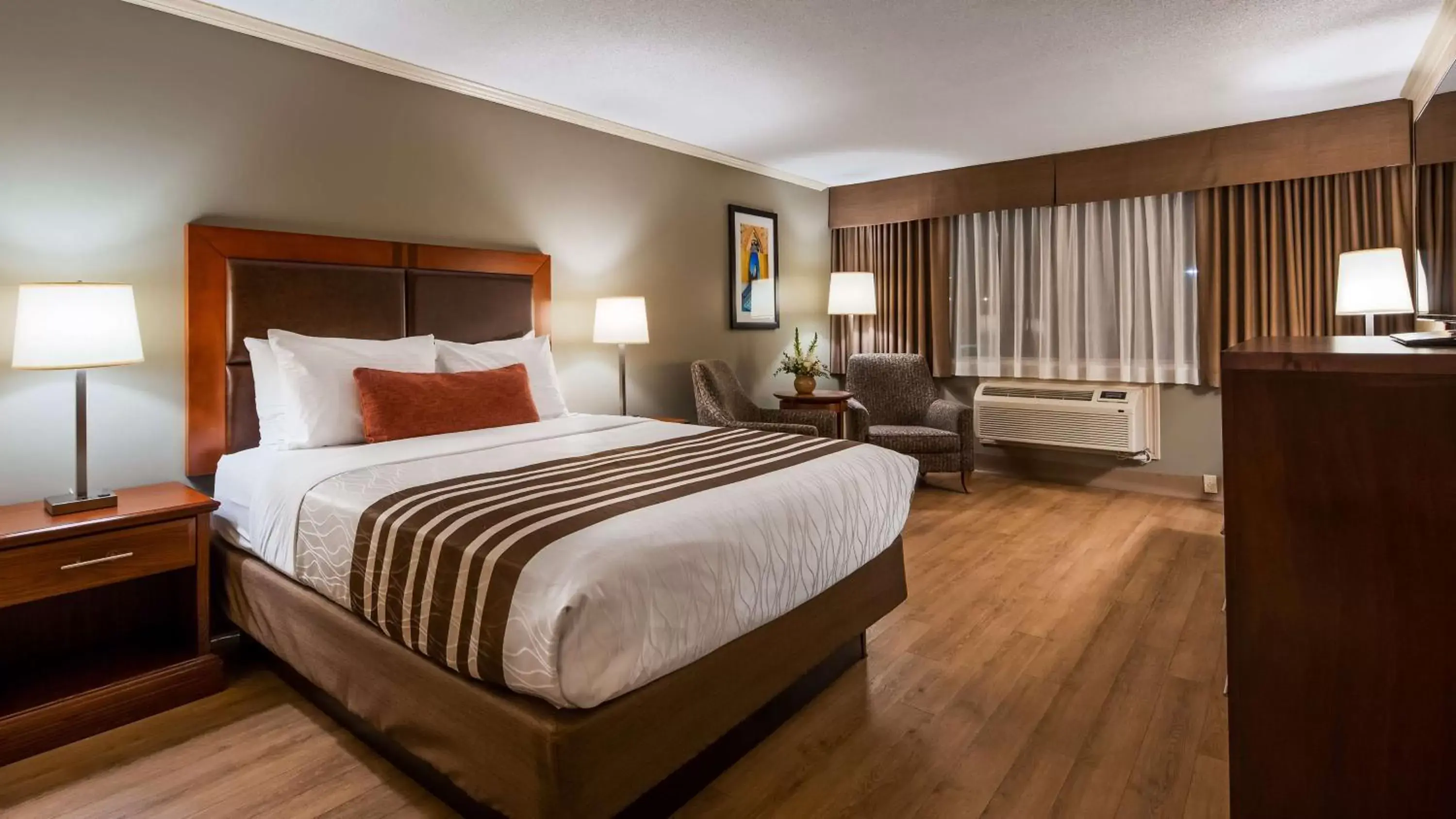 Photo of the whole room, Bed in Best Western Plus Ottawa City Centre