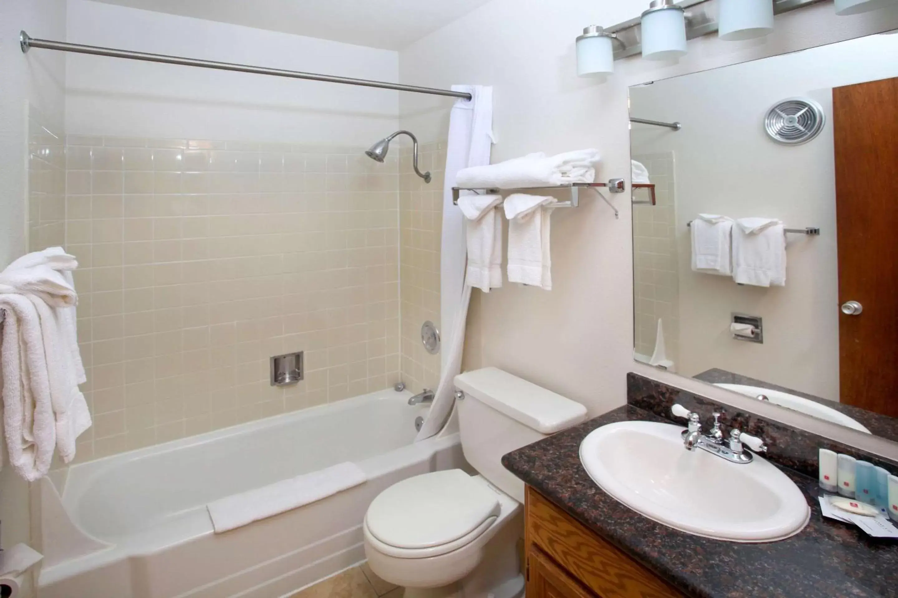 Bedroom, Bathroom in Clarion Inn Surfrider Resort