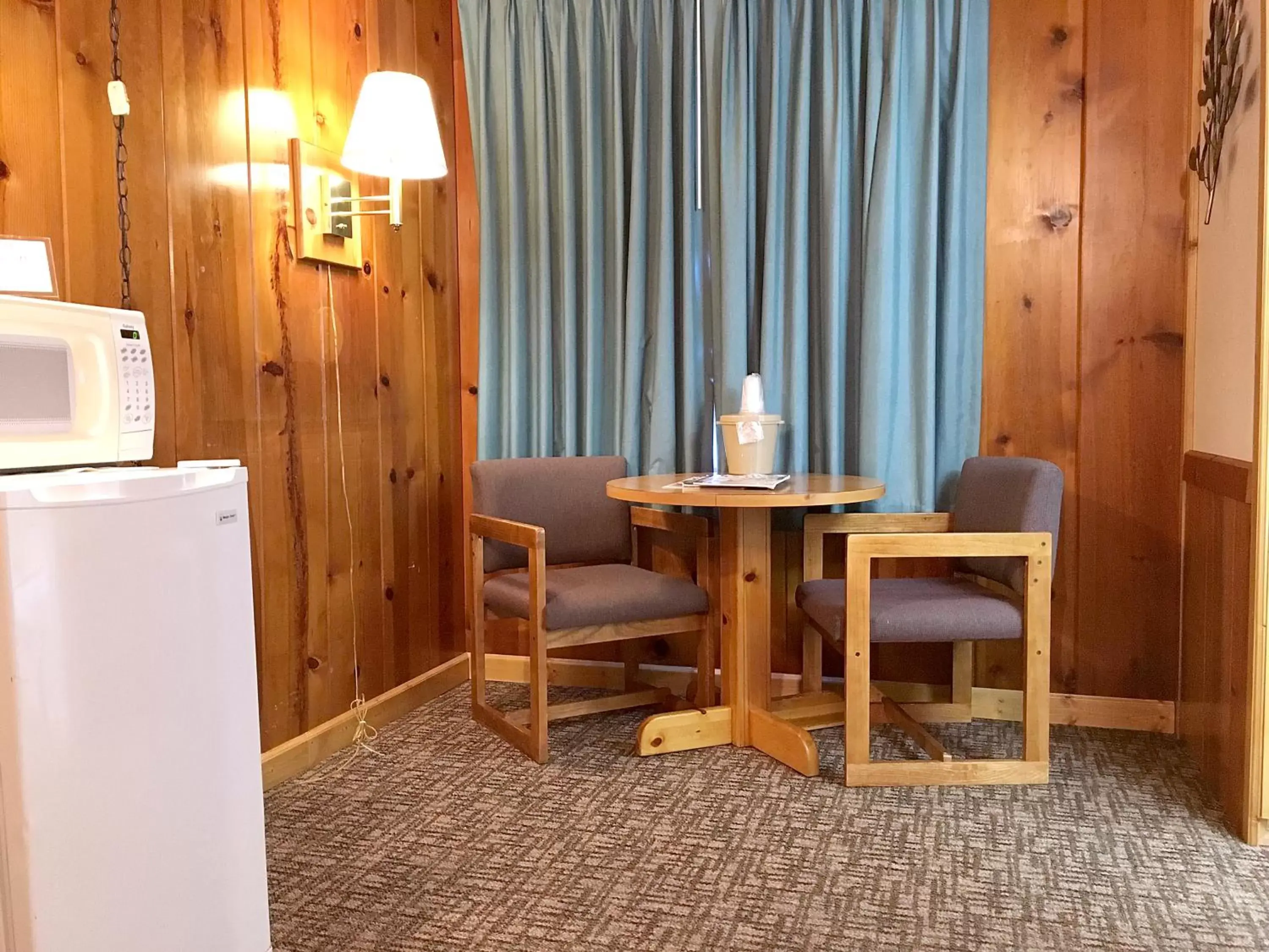 Seating Area in Park Motel and Cabins