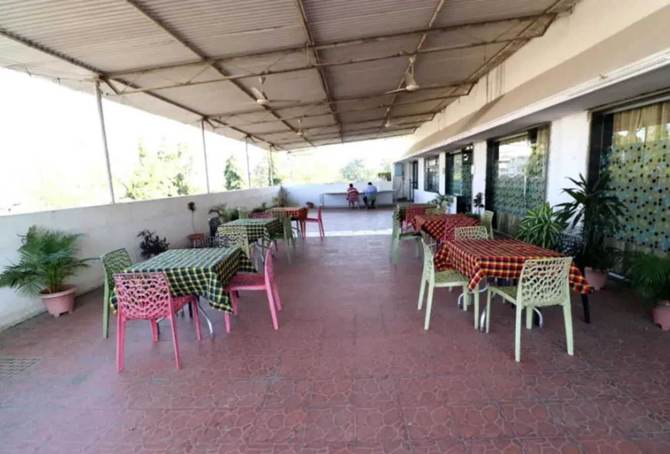 Restaurant/places to eat in Hotel Girnar Restaurant/places to eat in Hotel Girnar