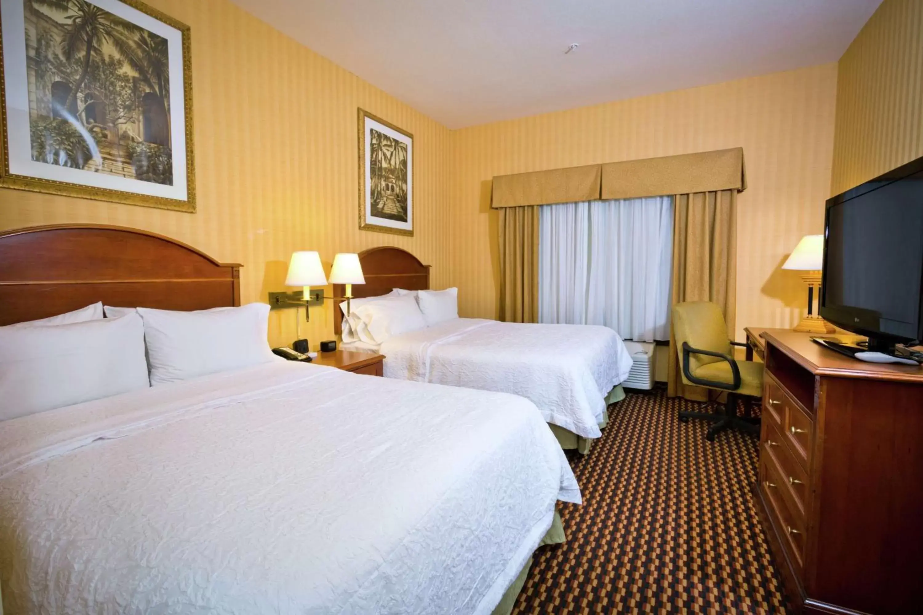Bed in Hampton Inn & Suites Sacramento-Auburn Boulevard