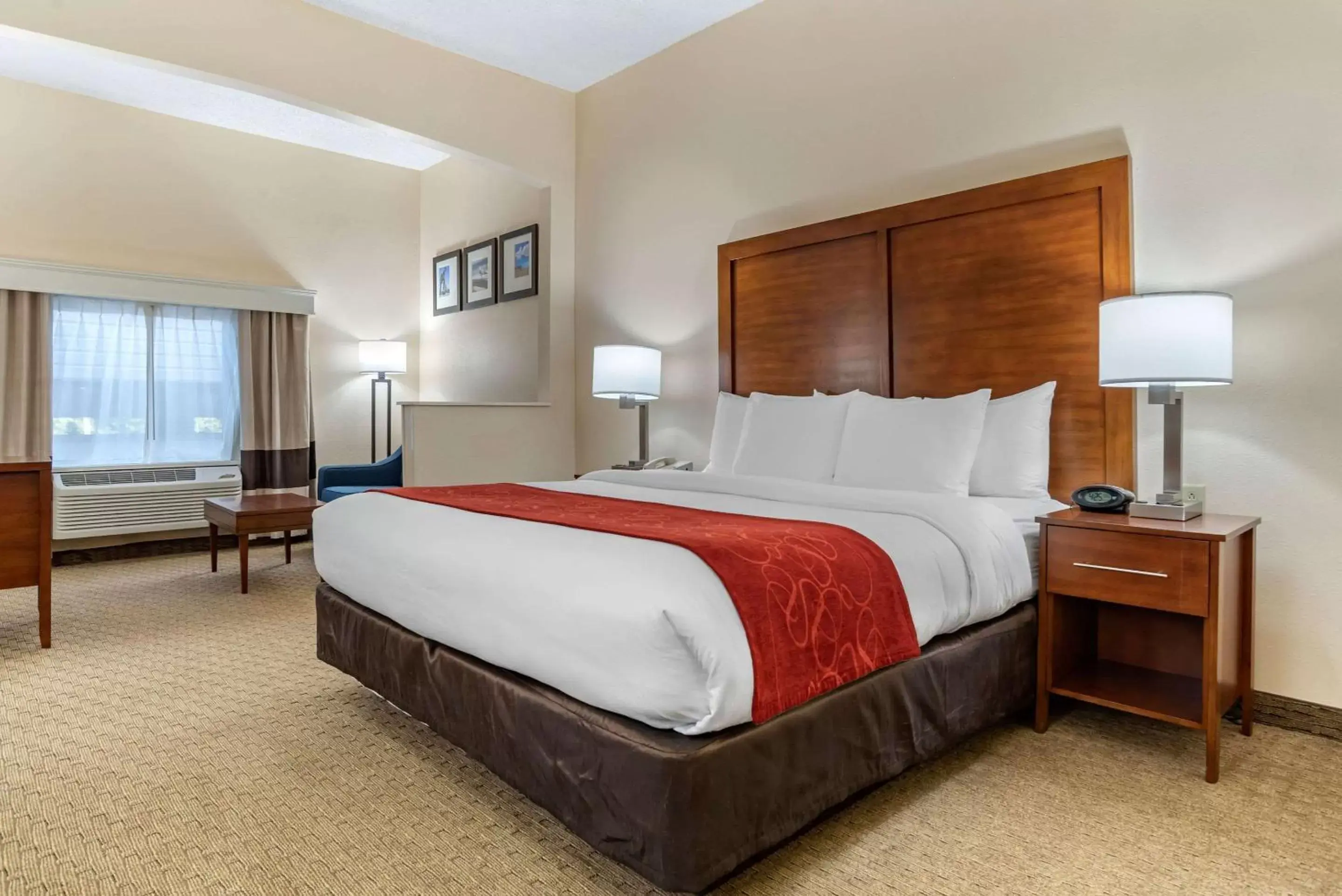 Photo of the whole room, Bed in Comfort Suites Airport