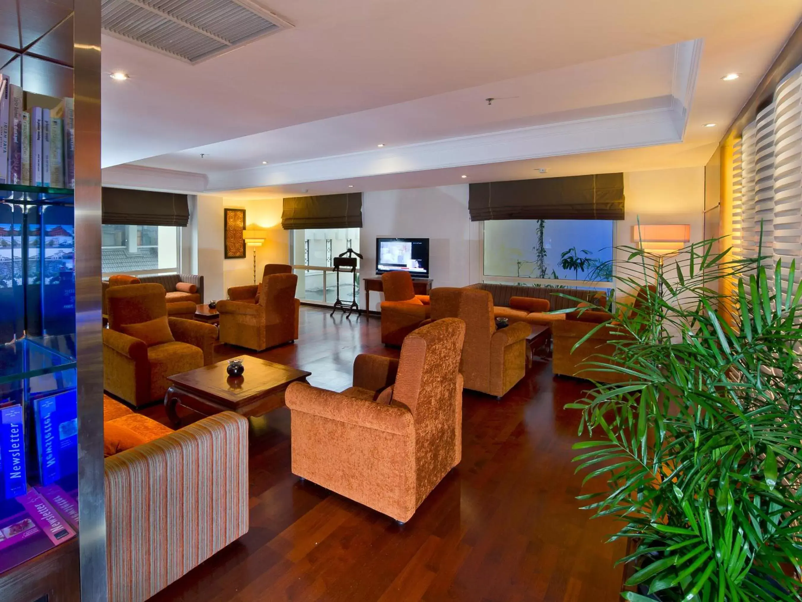 Communal lounge/ TV room, Lobby/Reception in Novotel Semarang - GeNose Ready, CHSE Certified