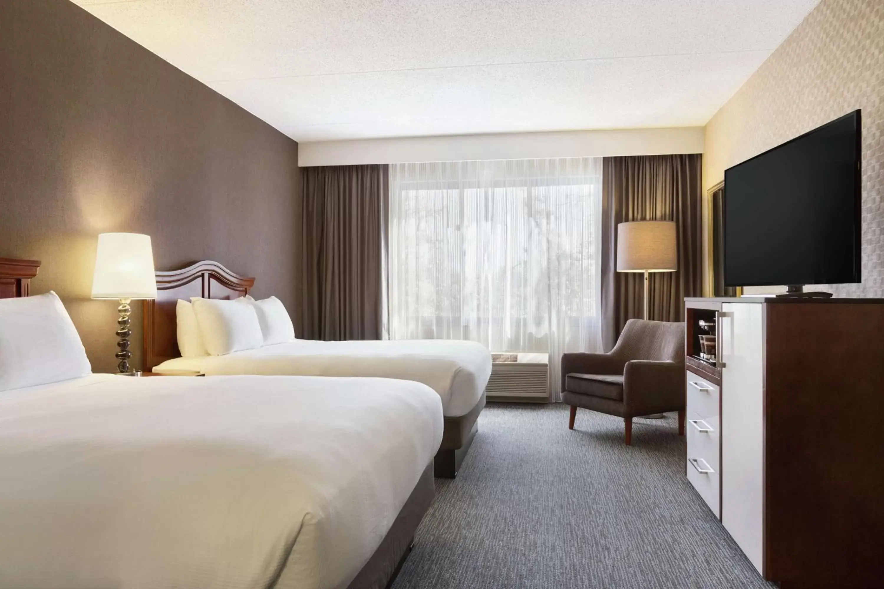 Bedroom, TV/Entertainment Center in DoubleTree by Hilton Hotel Detroit - Novi