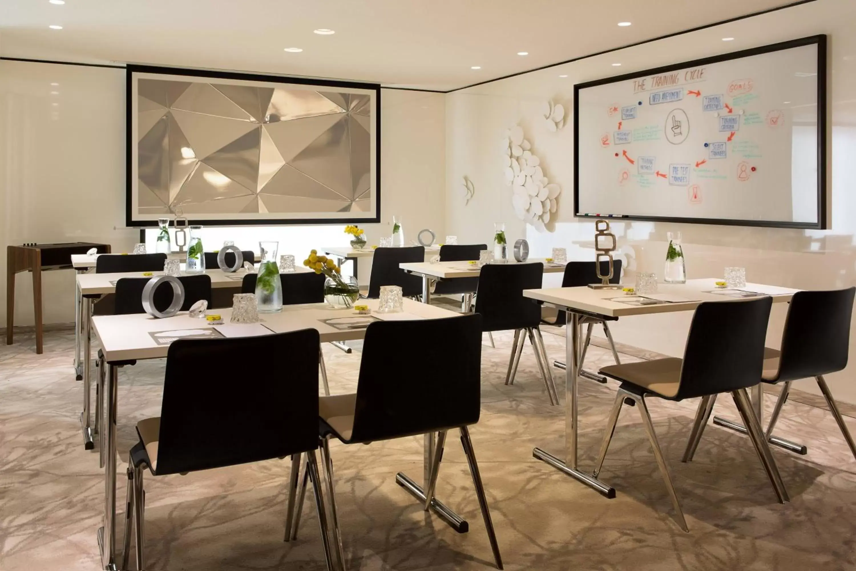 Meeting/conference room, Restaurant/Places to Eat in Renaissance Paris Republique Hotel & Spa