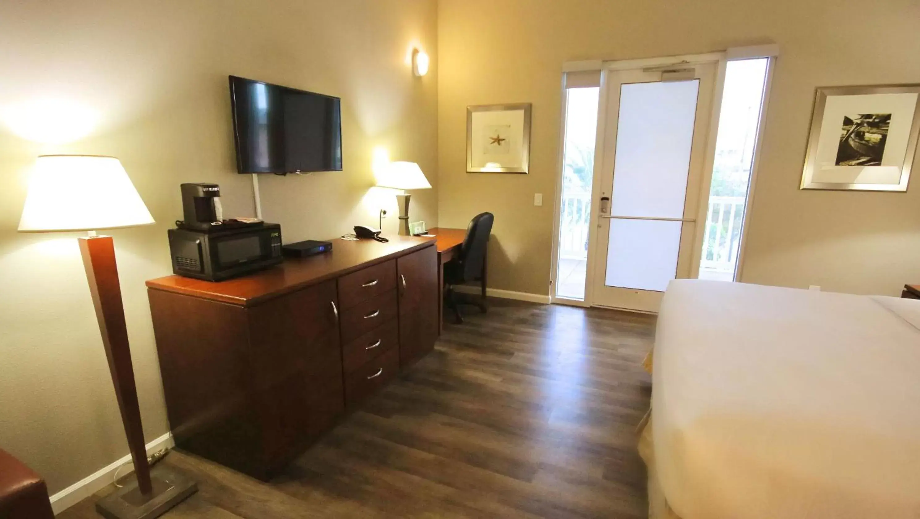 Bed in John's Pass Hotel - Fully Remote Check In Bed in John's Pass Hotel - Fully Remote Check In