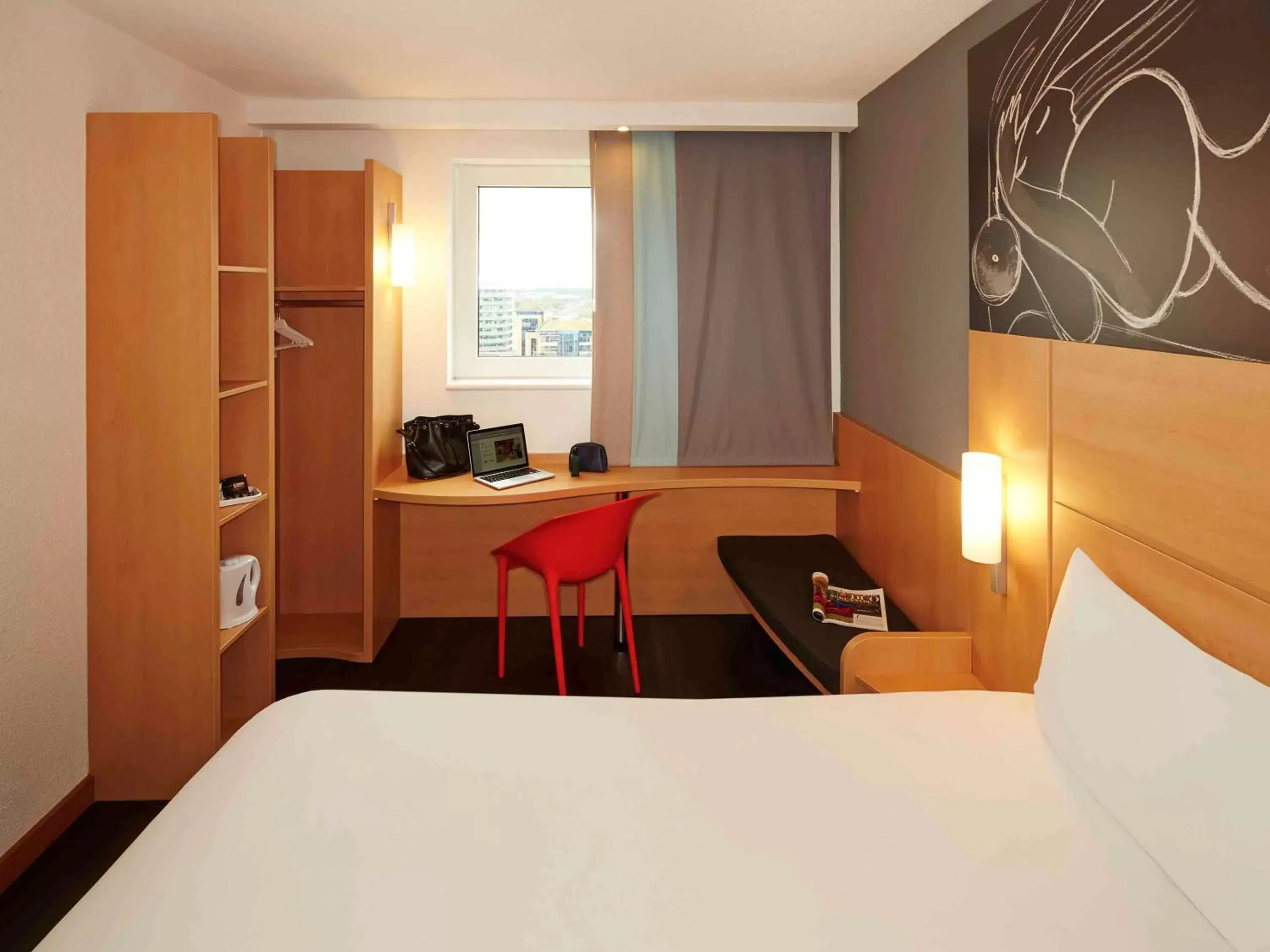Photo of the whole room, Bed in ibis Reading Centre