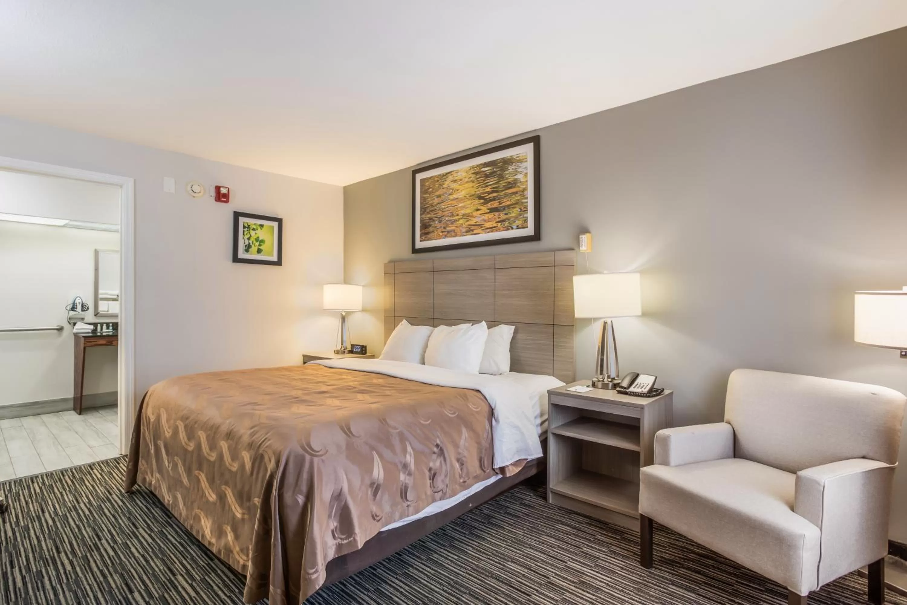 Bed in Quality Inn Gallatin-Nashville Metro