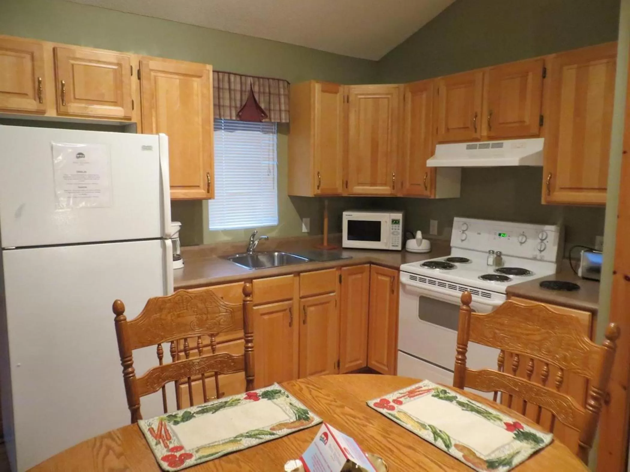 Kitchen or kitchenette, Kitchen/Kitchenette in Villegiature Deux Rivieres Resort