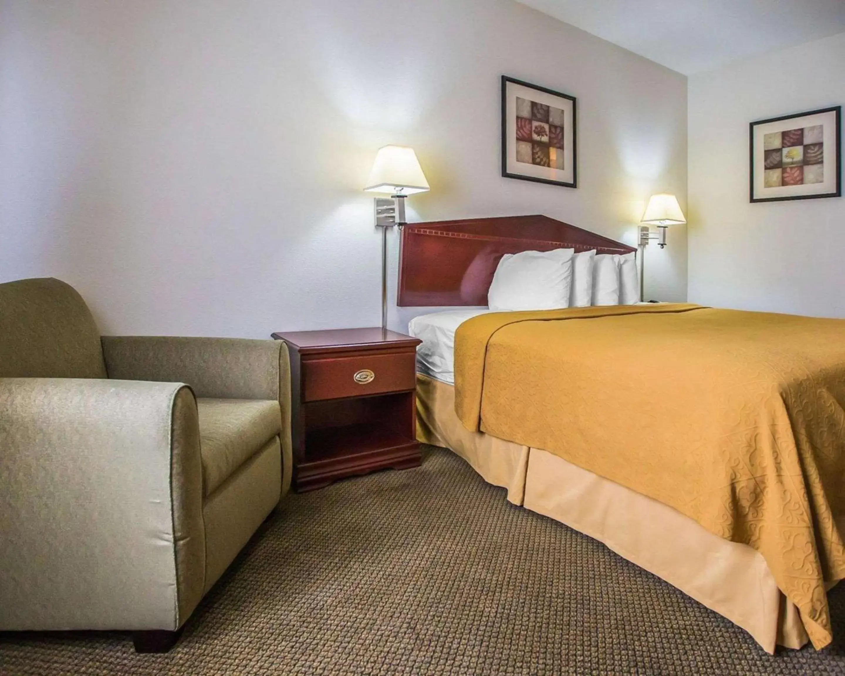 Photo of the whole room, Bed in Quality Inn Peru near Starved Rock State Park