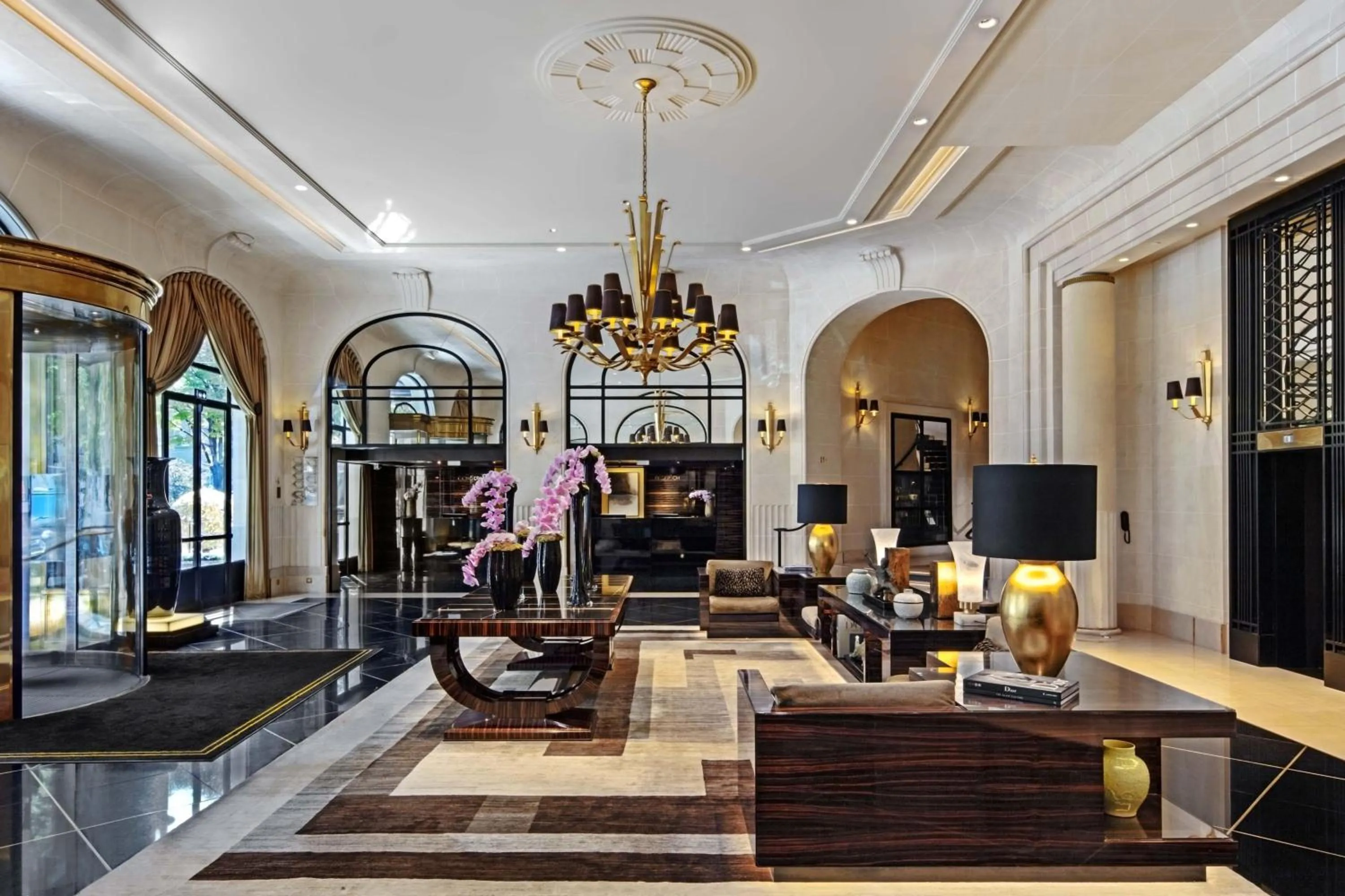 Lobby or reception in Prince de Galles, a Luxury Collection hotel, Paris