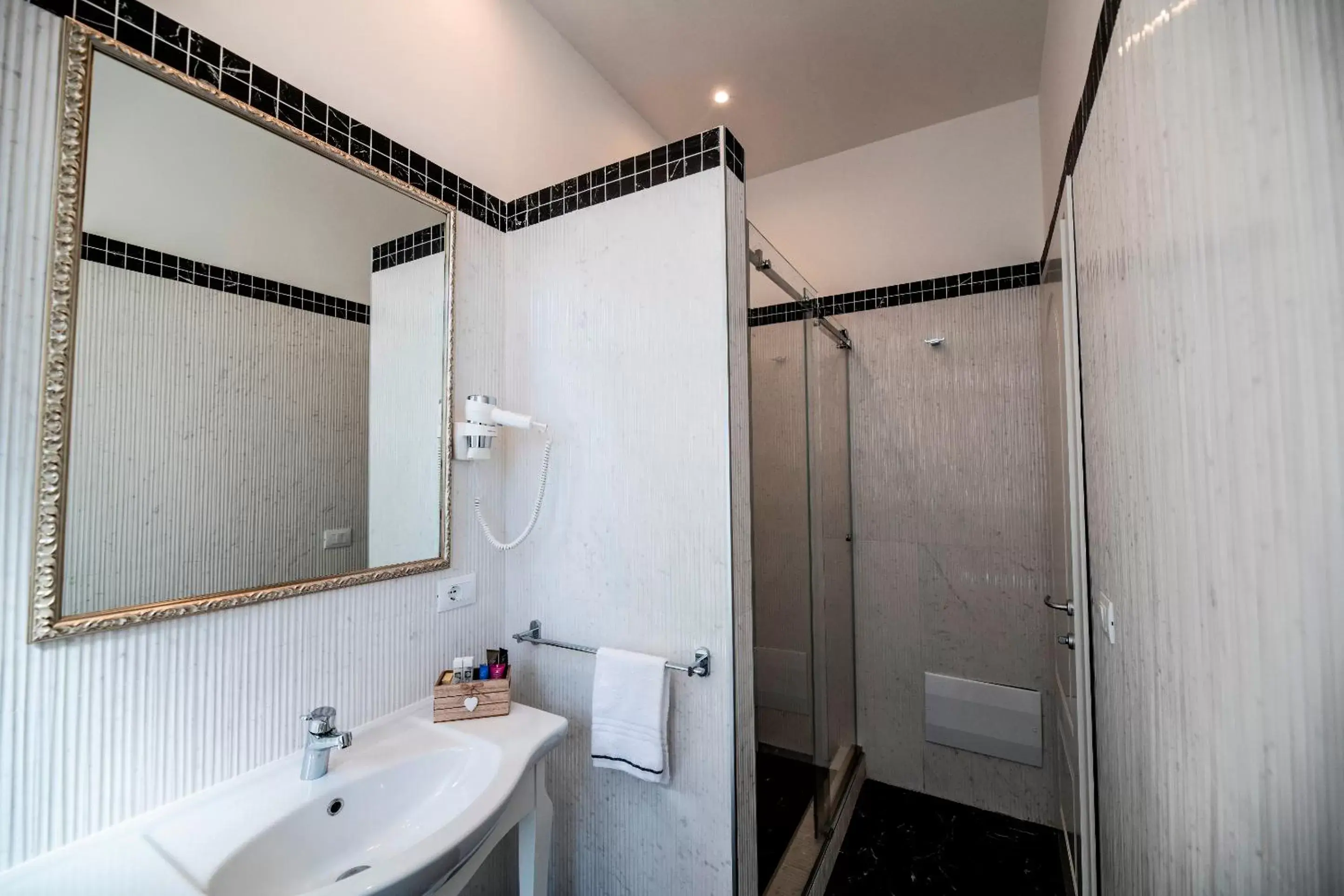 Shower, Bathroom in Villa Elisio Hotel & Spa