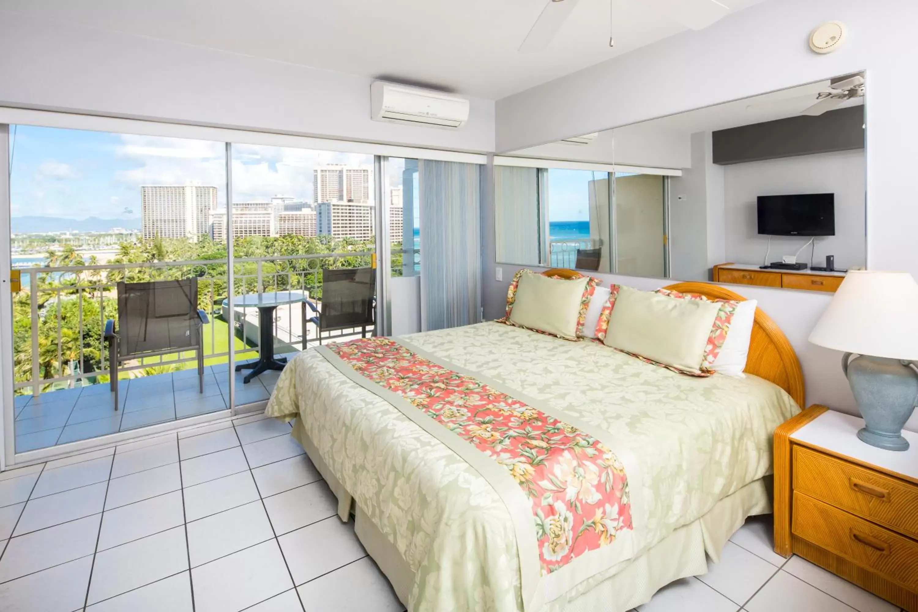 Studio Deluxe Ocean View Room in Castle Waikīkī Shore Studio Deluxe Ocean View Room in Castle Waikīkī Shore