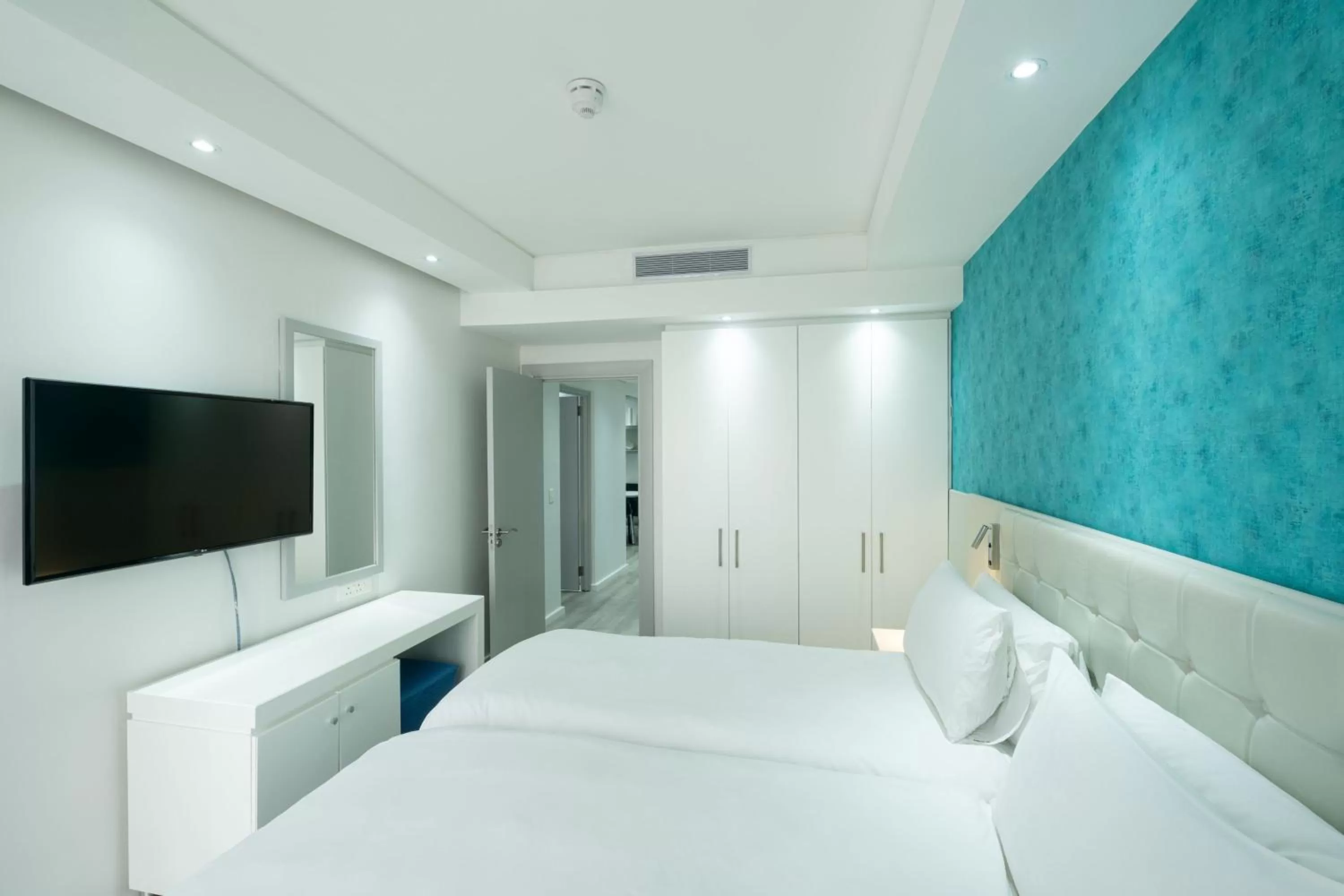 Photo of the whole room, Bed in Protea Hotel by Marriott Cape Town North Wharf