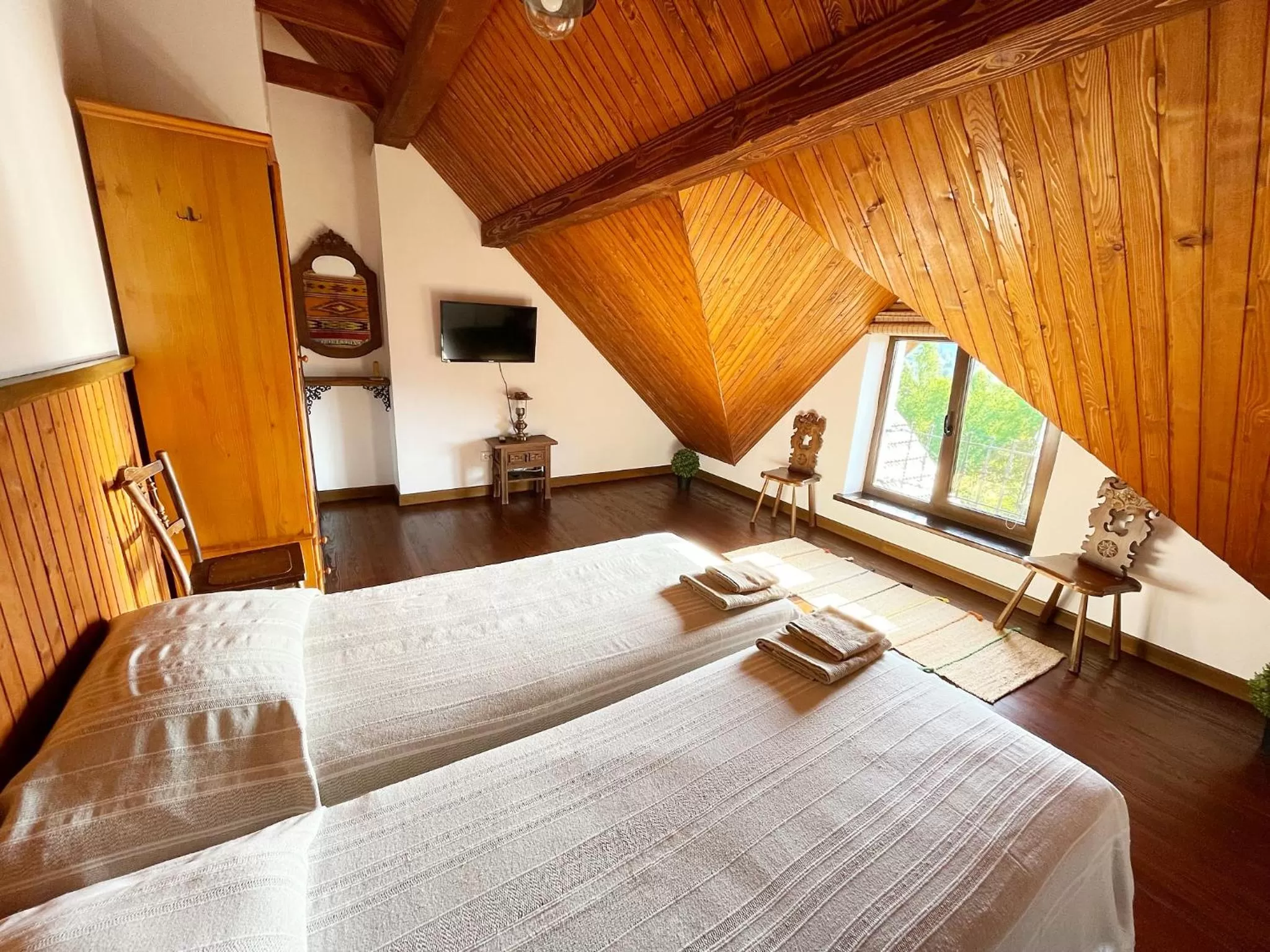 Communal lounge/ TV room, Bed in Villa Zoryany Dvir