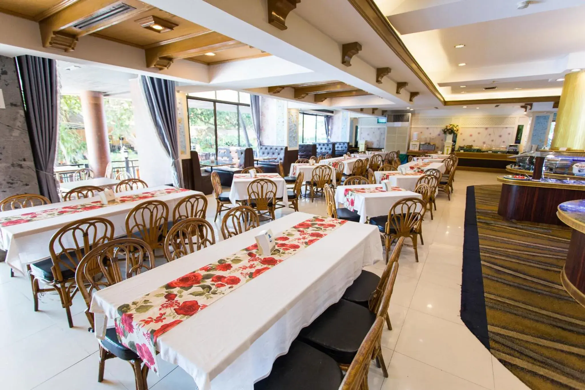 Kitchen or kitchenette, Restaurant/Places to Eat in First Pacific Hotel & Convention
