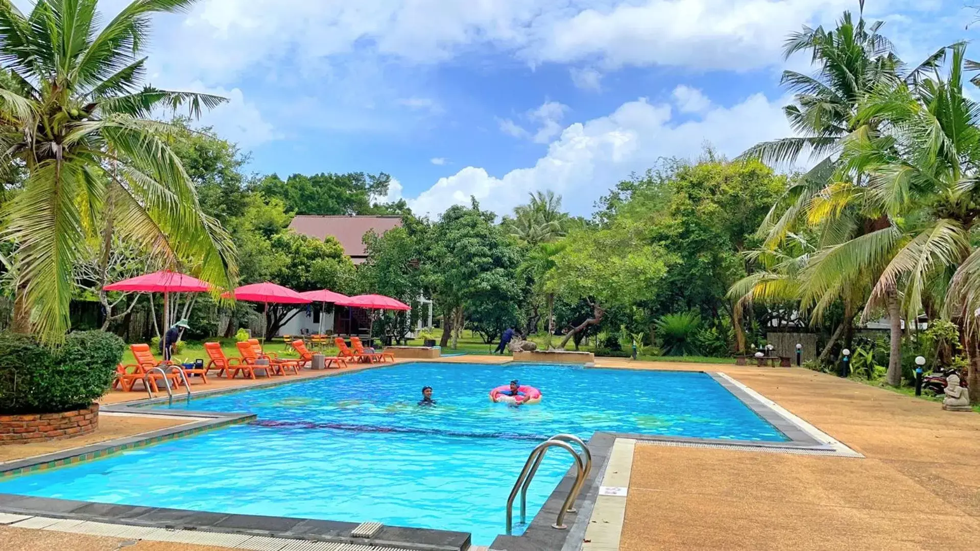 Garden, Swimming Pool in Doo Dee Boutique Resort by Swiss Chalet