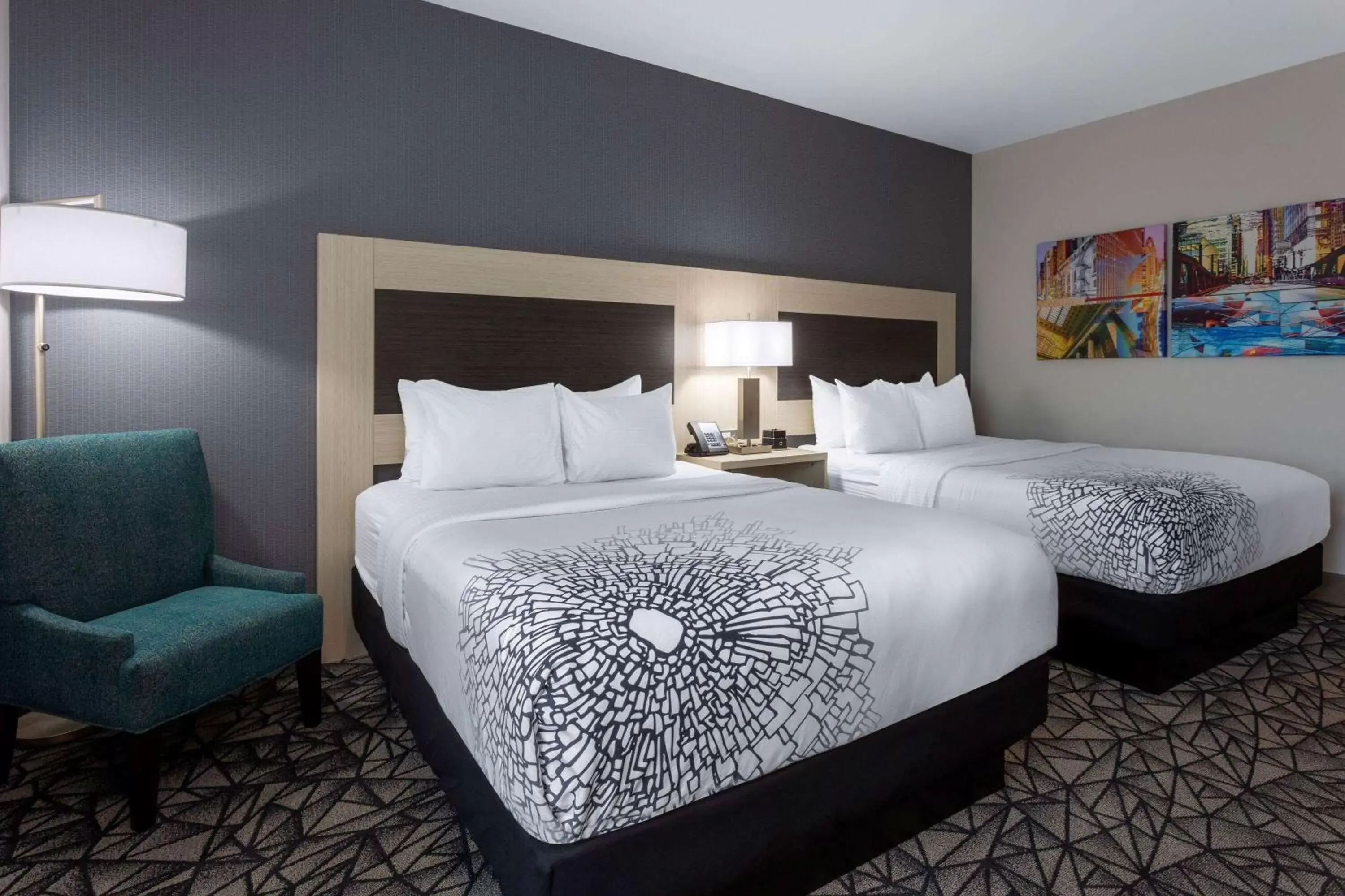 Photo of the whole room, Bed in La Quinta Inn & Suites by Wyndham Shorewood