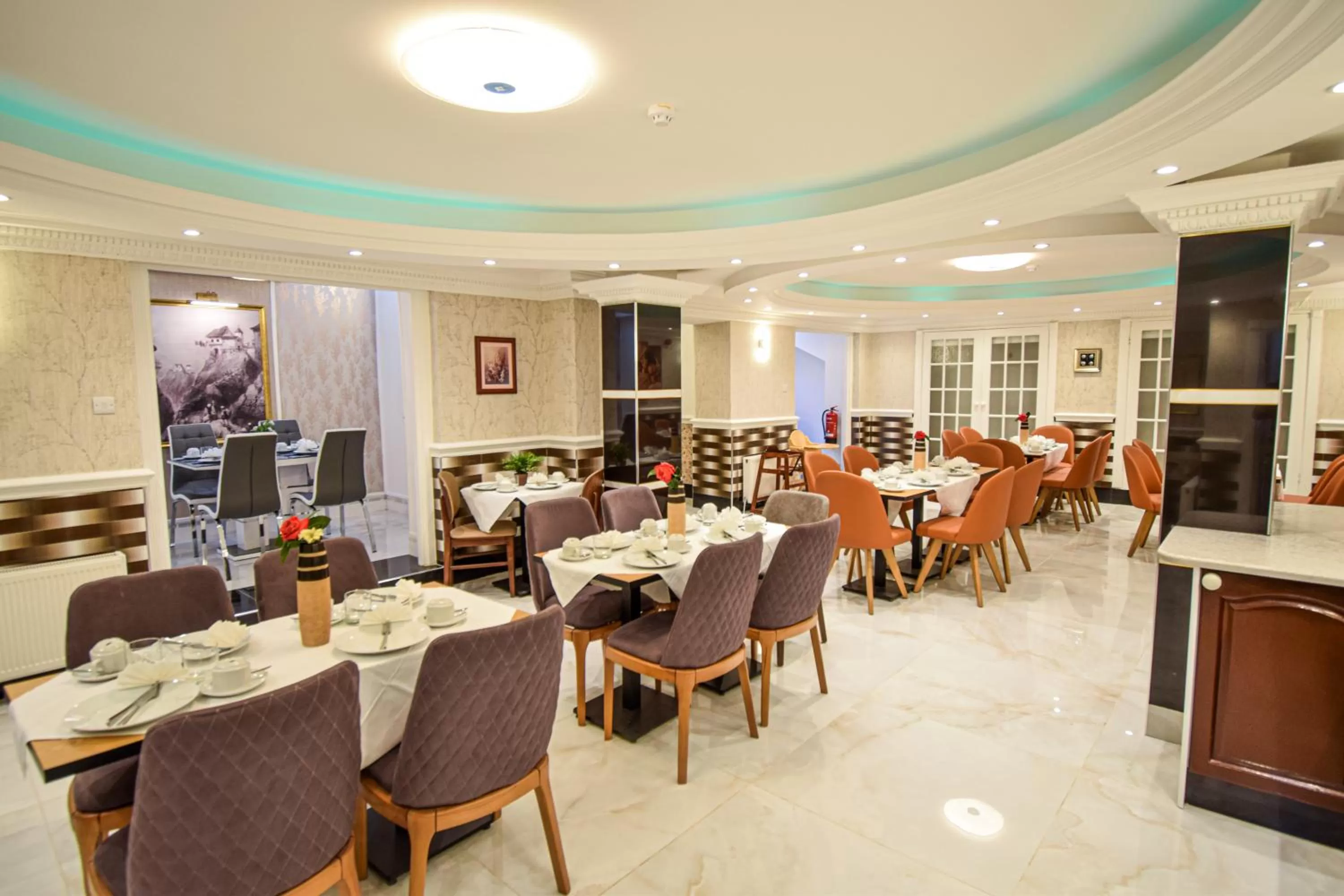 Restaurant/places to eat in Pembridge Palace Hotel