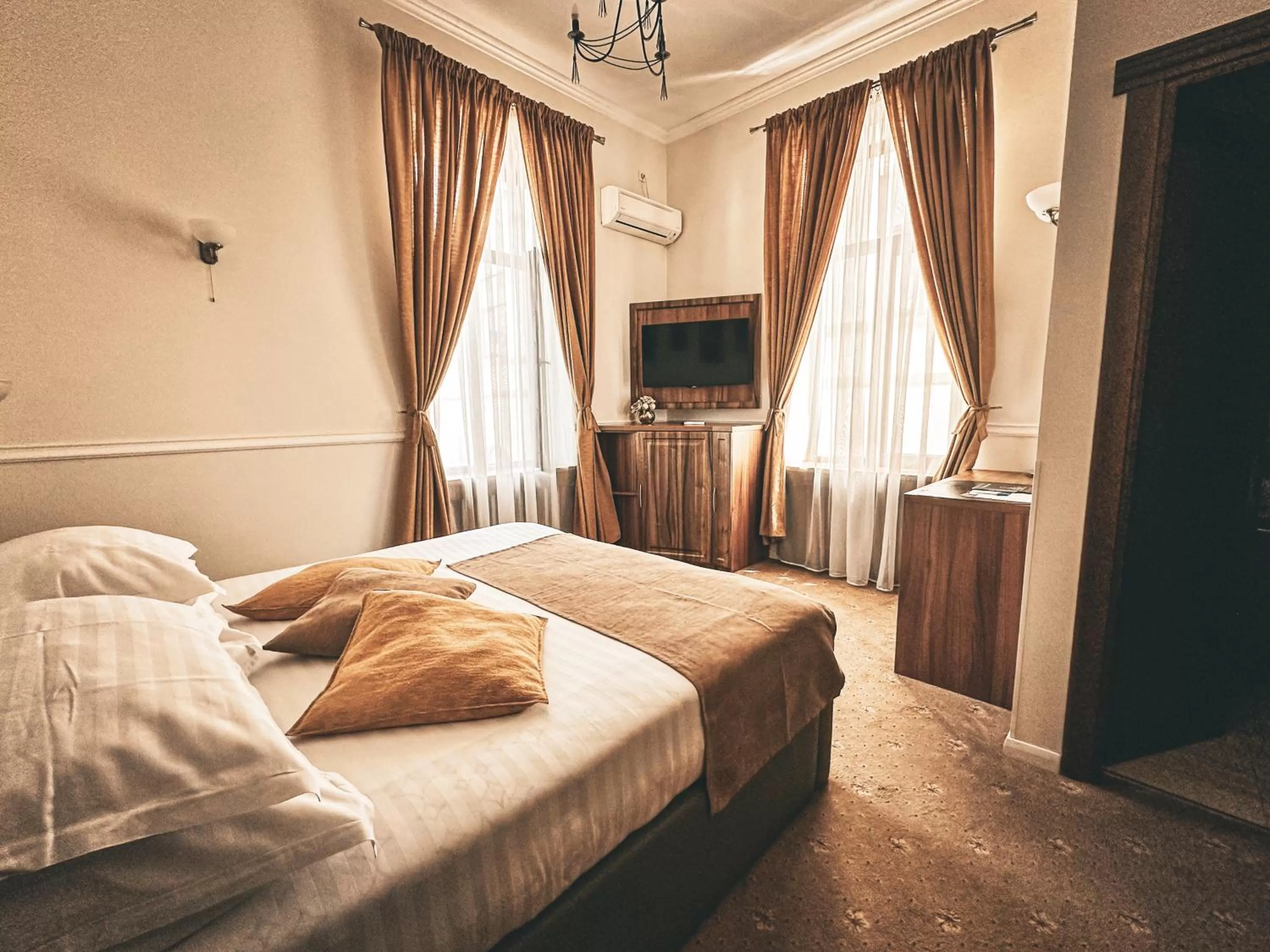 Photo of the whole room, Bed in La Strada Boutique Villa