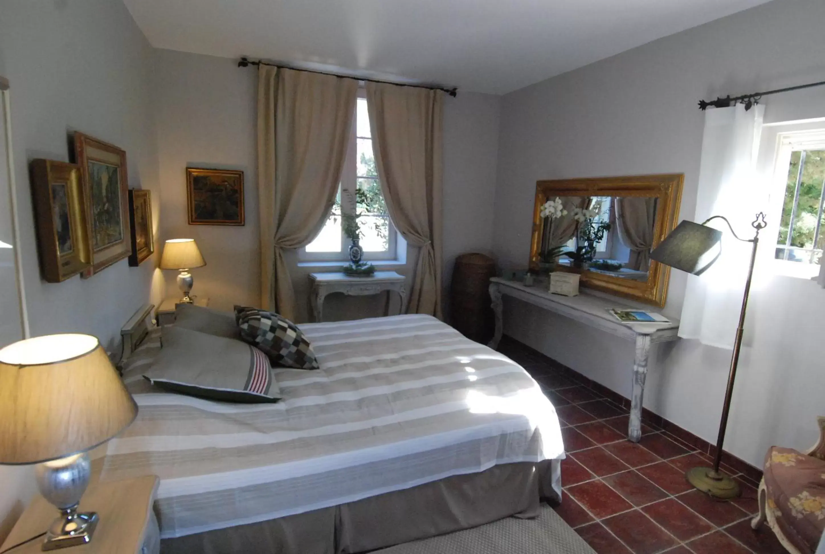 Photo of the whole room, Bed in Mas des Comtes de Provence