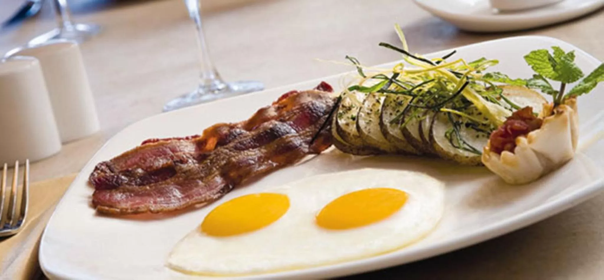 Restaurant/places to eat in Hotel Phoenix