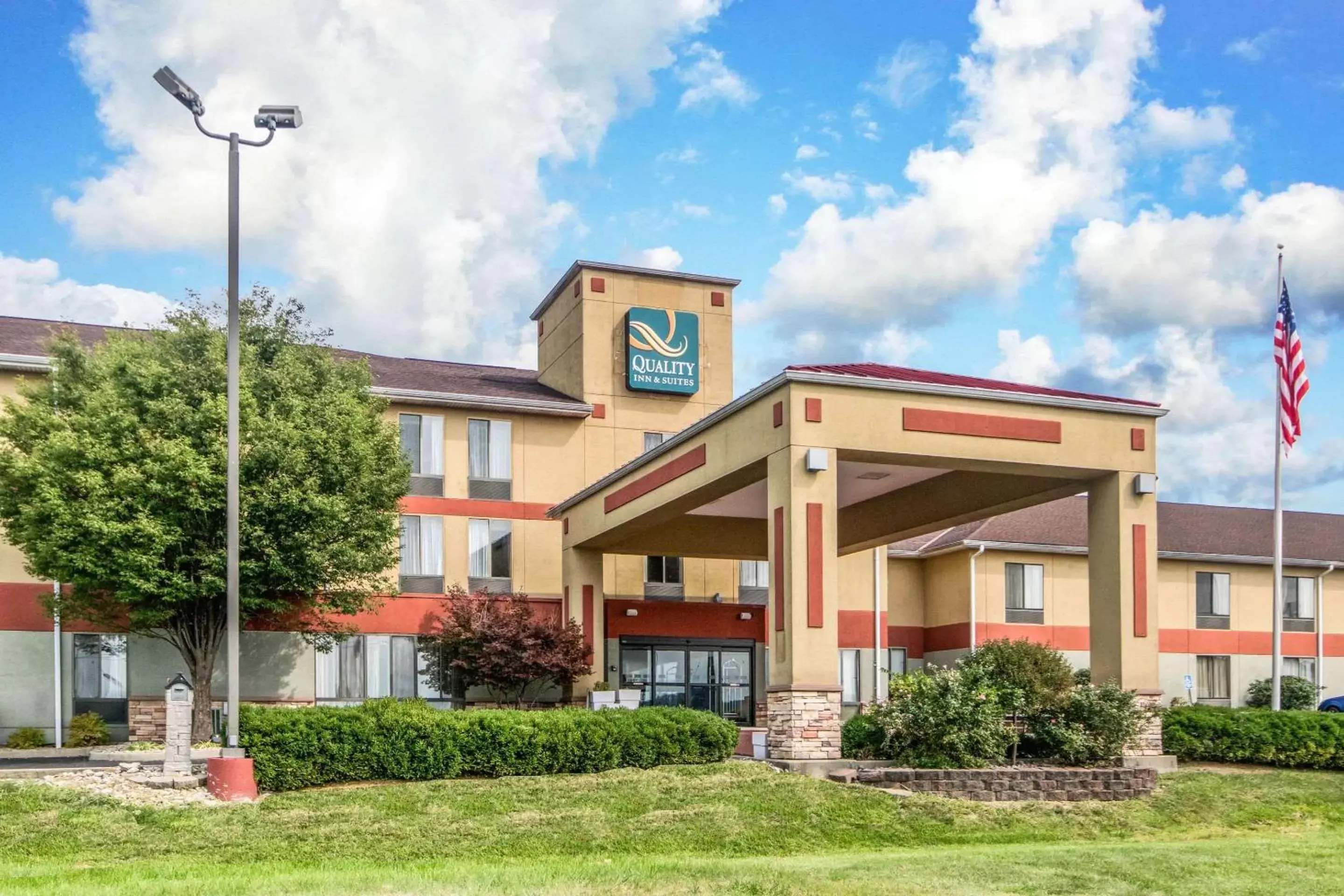 Property building in Quality Inn & Suites Lawrenceburg Property building in Quality Inn & Suites Lawrenceburg